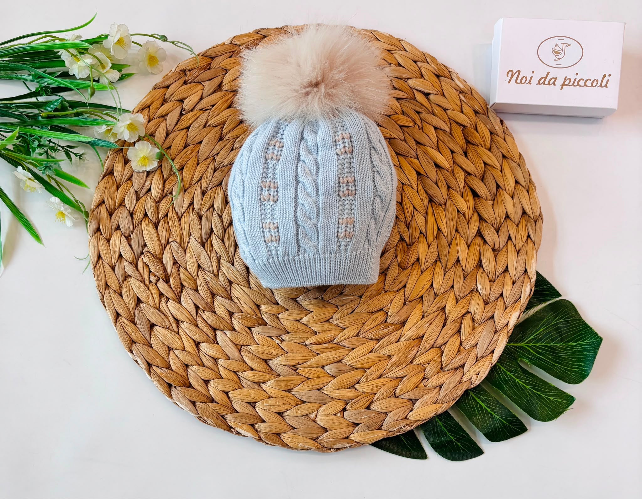 CAPPELLO IN LANA CON PONPOM CIELO - Noi da piccoli