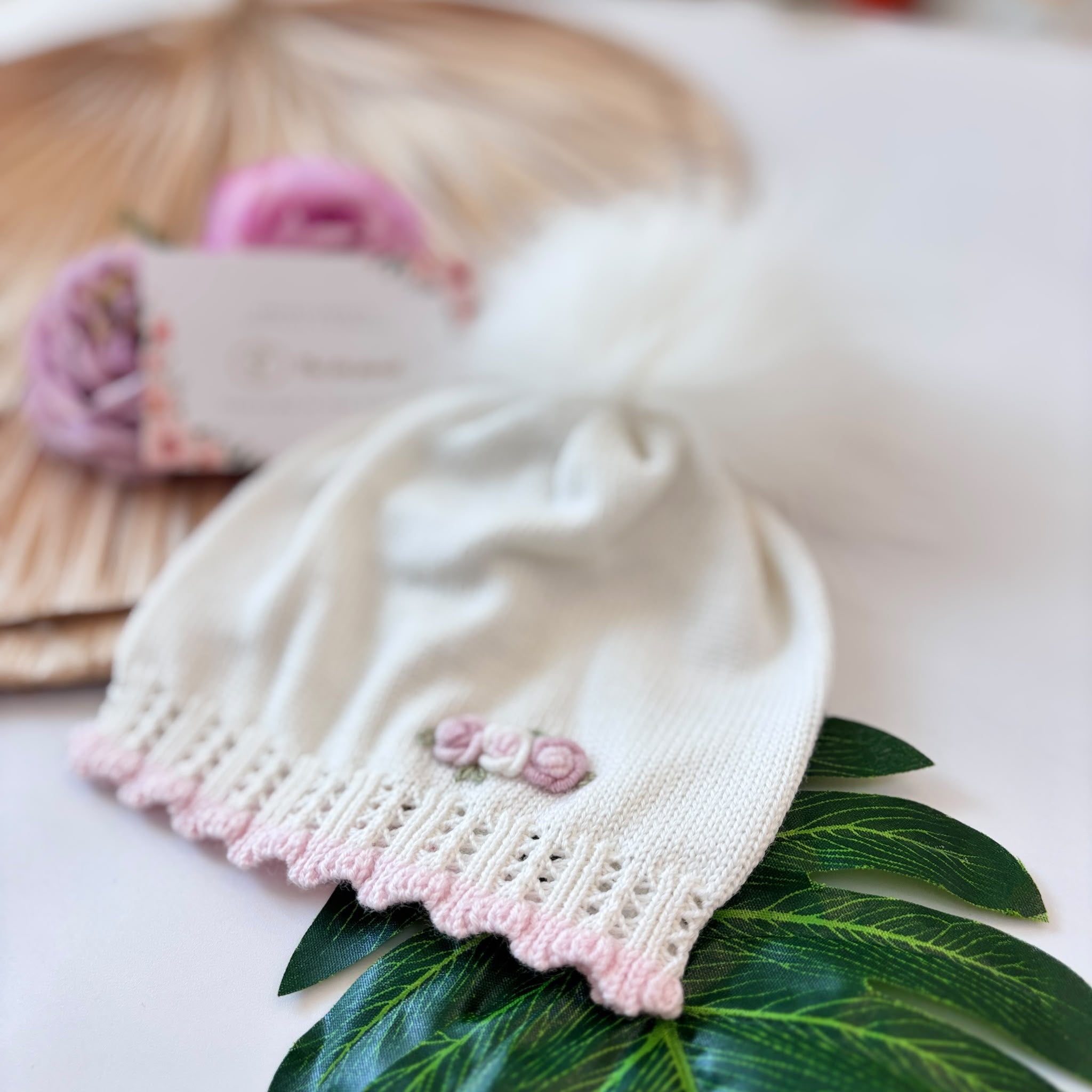CAPPELLO IN LANA CON PONPOM PANNA E ROSELLINE - Noi da piccoli