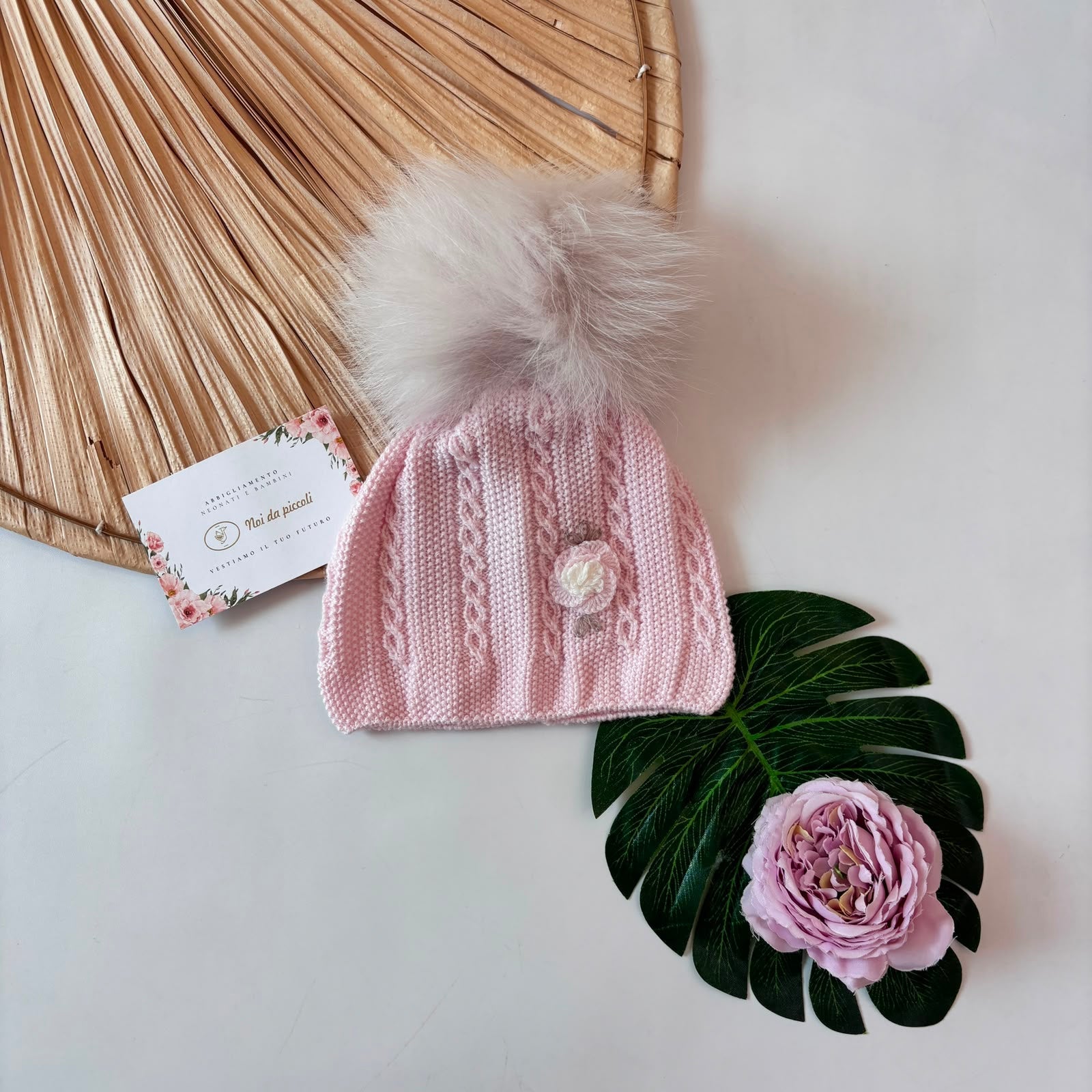 CAPPELLO IN LANA CON PONPOM ROSA CAMELIE - Noi da piccoli