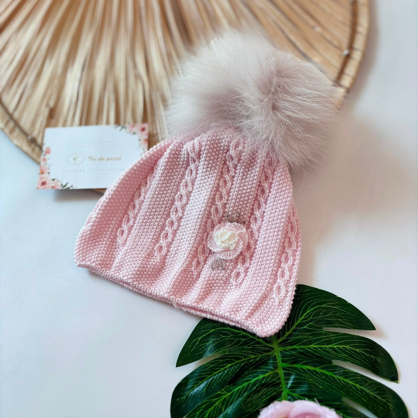 CAPPELLO IN LANA CON PONPOM ROSA CAMELIE - Noi da piccoli