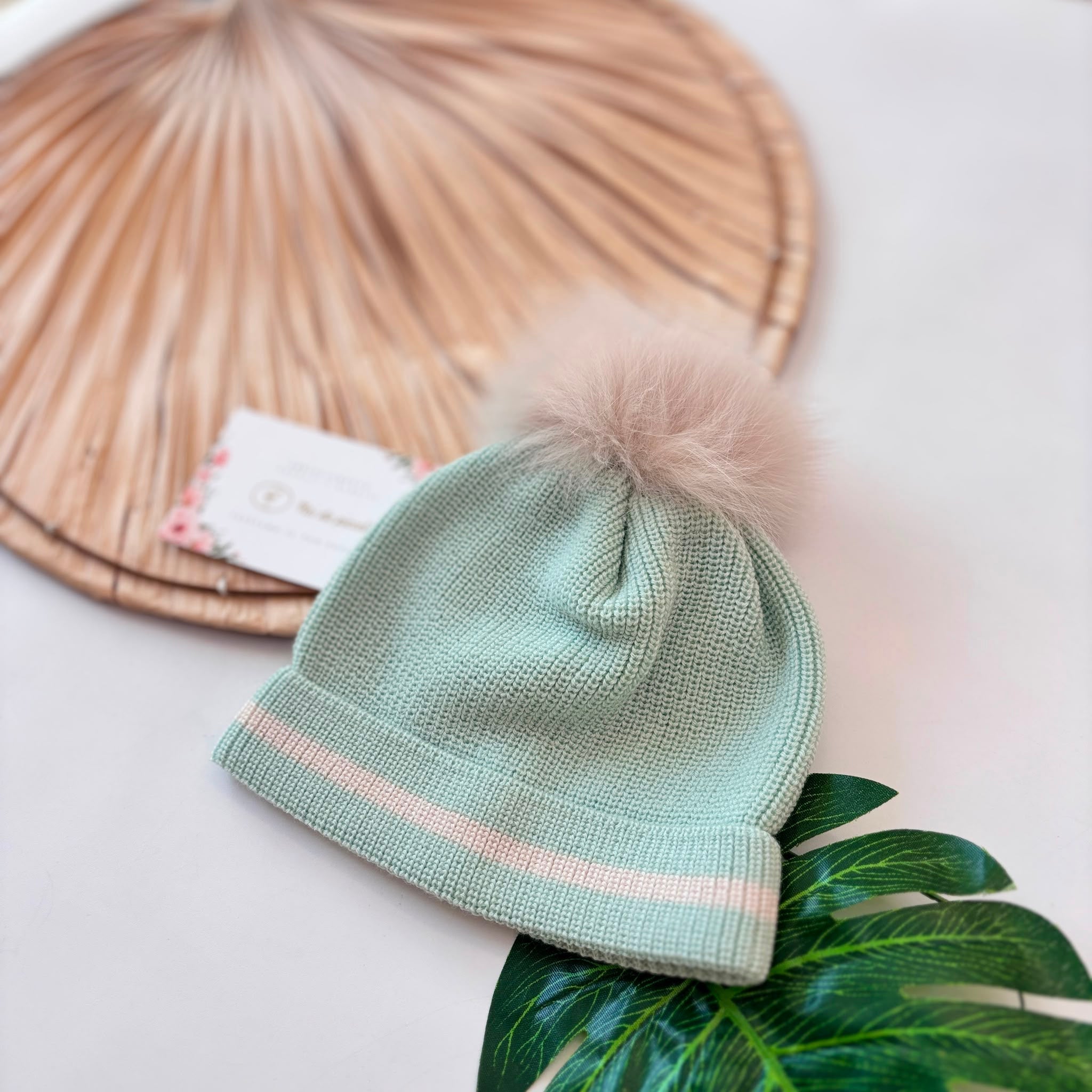 CAPPELLO IN LANA VERDE CON PONPOM BEIGE - Noi da piccoli