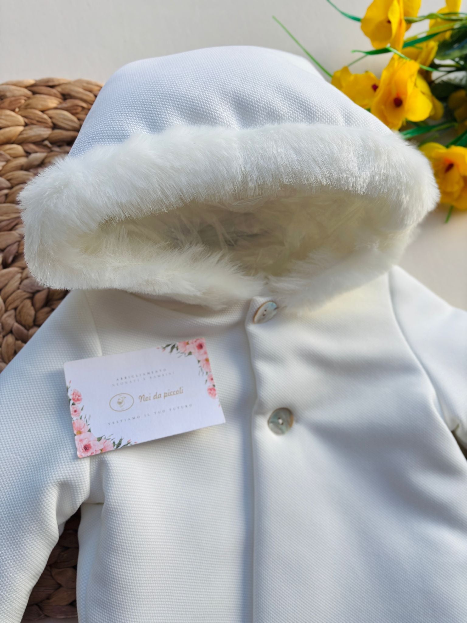 CAPPOTTINO CON BOTTONCINI IN MADREPERLA E CAPPUCCIO BIANCO - Noi da piccoli