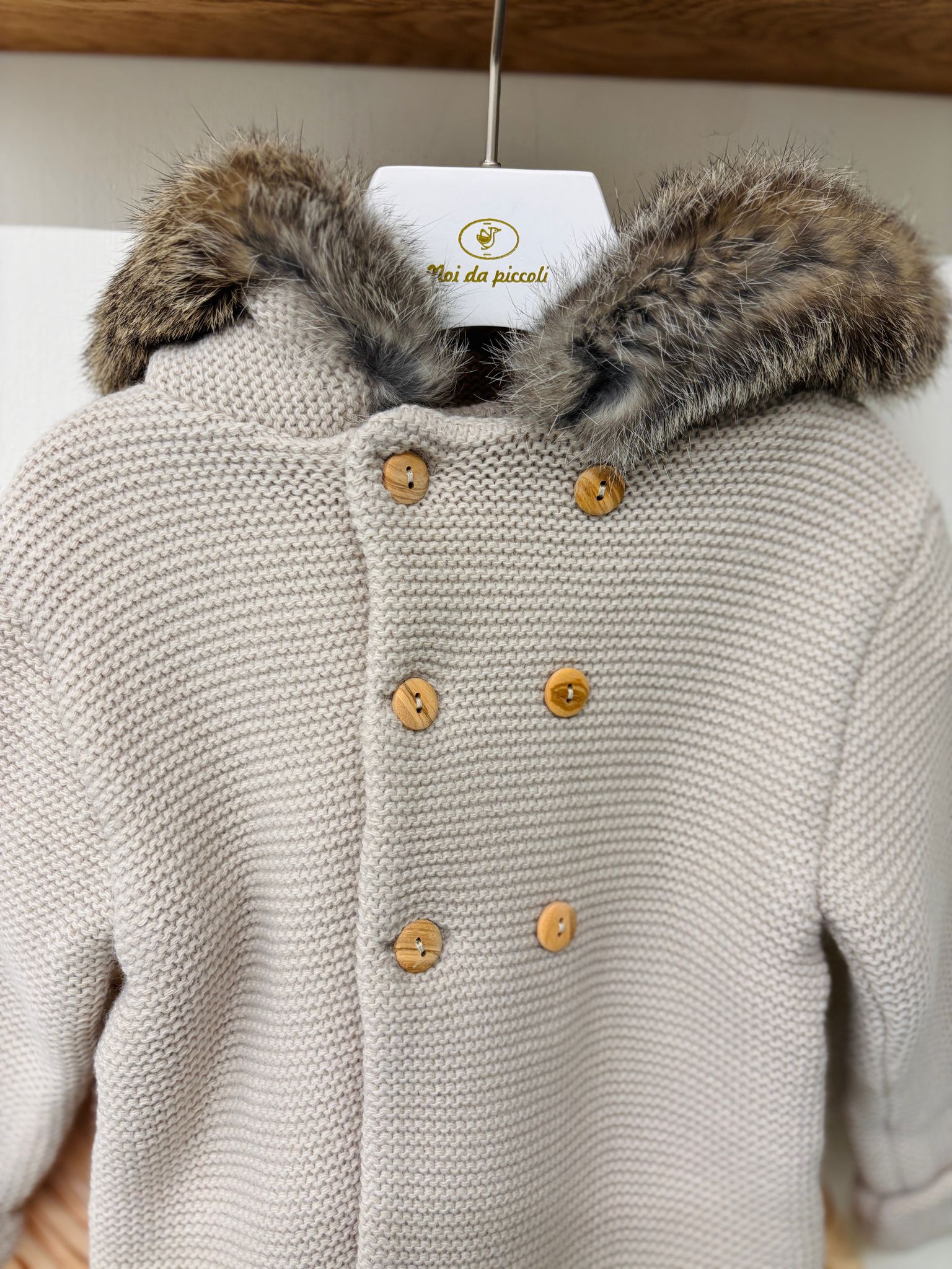CAPPOTTINO CON CAPPUCCIO PELLICCIA MAGLIA CALDA piedra - Noi da piccoli