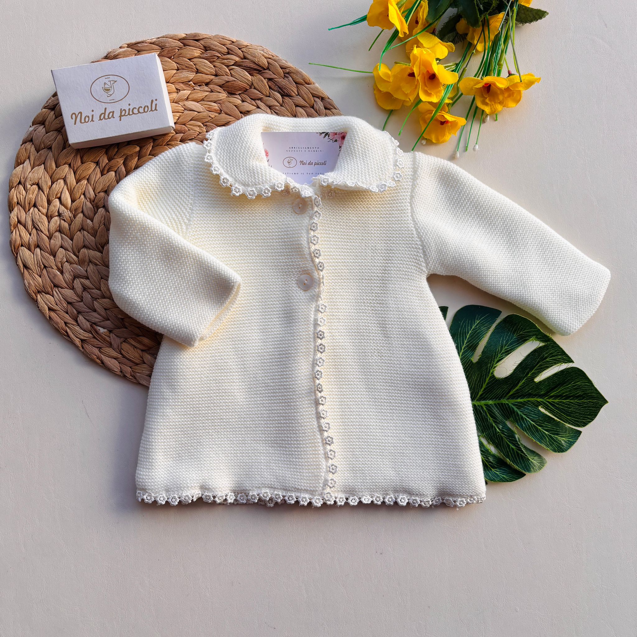 CAPPOTTINO CON FIORELLINI RICAMATI E BOTTONCINI PANNA - Noi da piccoli