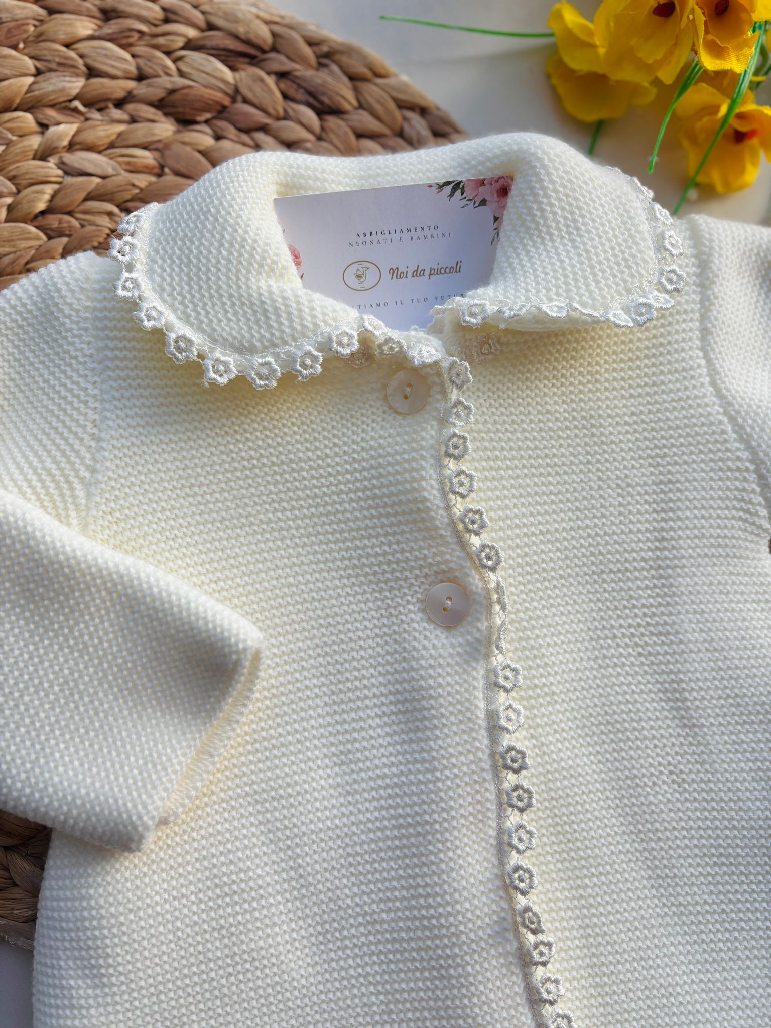 CAPPOTTINO CON FIORELLINI RICAMATI E BOTTONCINI PANNA - Noi da piccoli