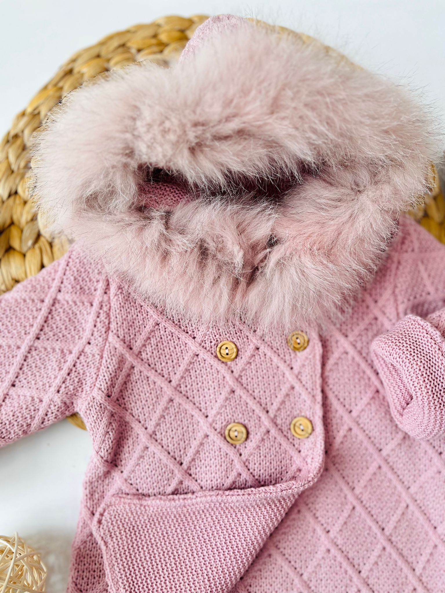 CAPPOTTINO IN MAGLIA CON PELLICCETTA ROSA INTENSO TRECCE - Noi da piccoli