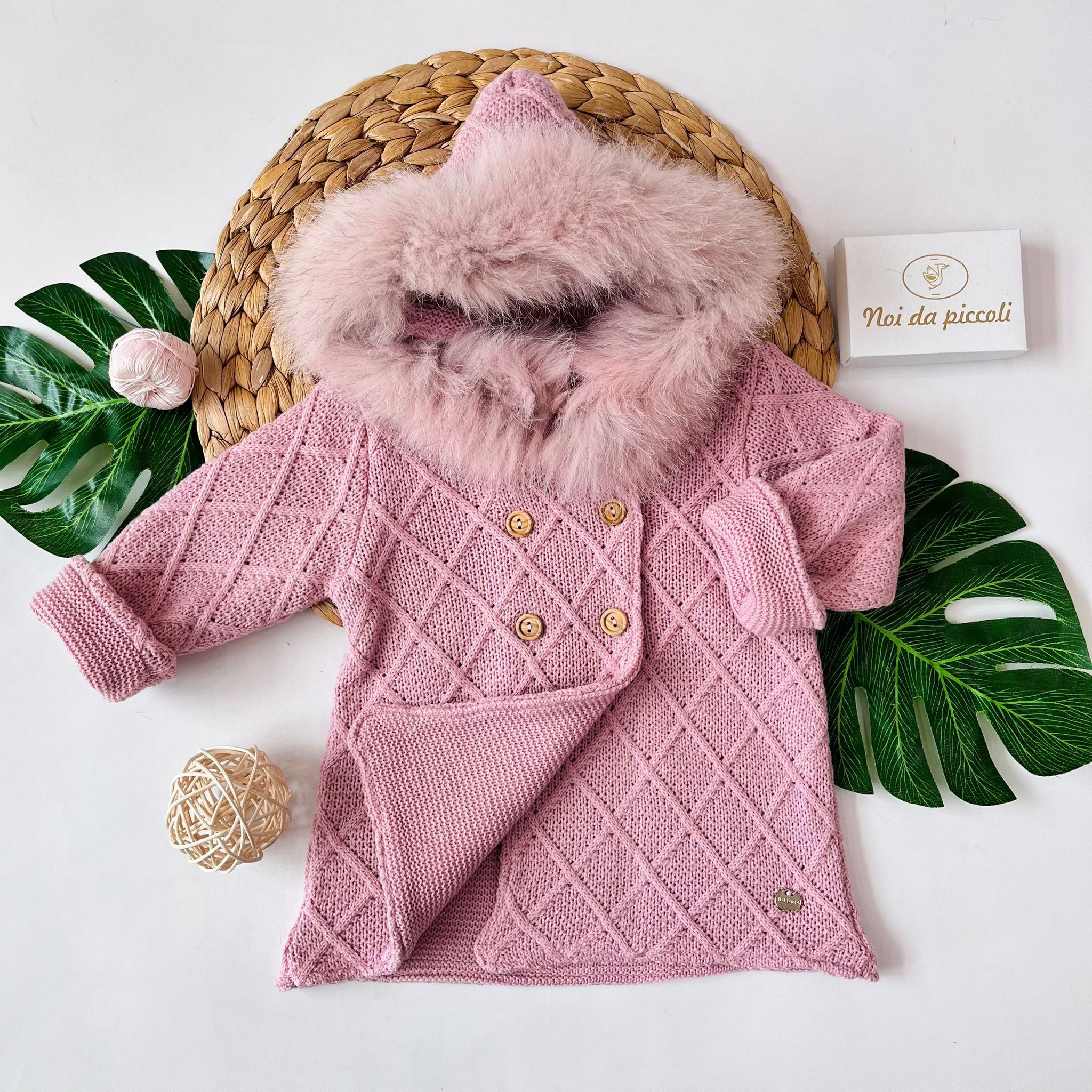 CAPPOTTINO IN MAGLIA CON PELLICCETTA ROSA INTENSO TRECCE - Noi da piccoli