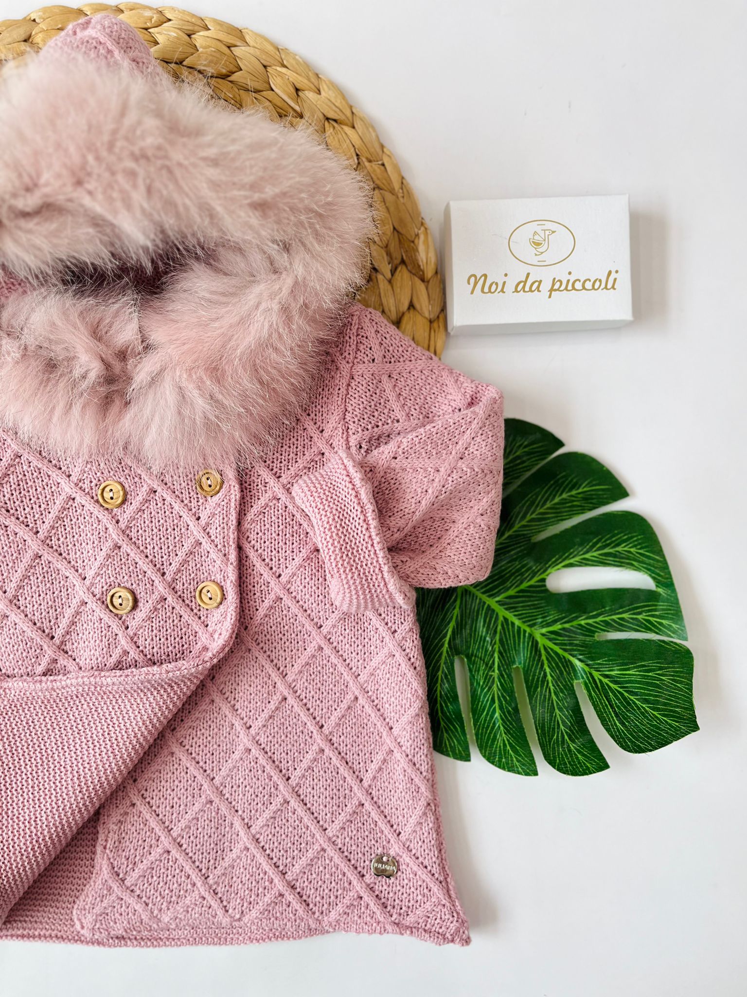 CAPPOTTINO IN MAGLIA CON PELLICCETTA ROSA INTENSO TRECCE - Noi da piccoli