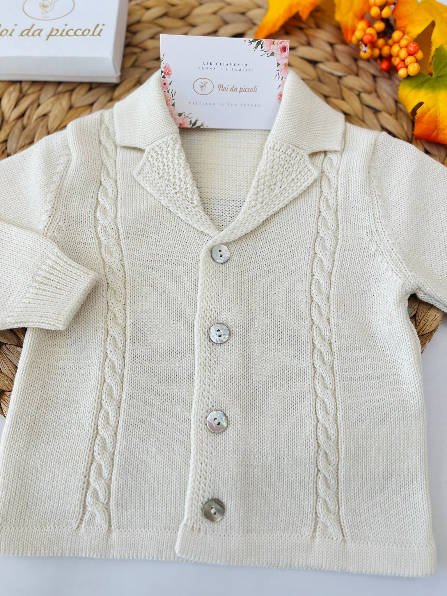 CARDIGAN CON BOTTONCINI MADREPERLA 50% LANA VERGINE PANNA - Noi da piccoli