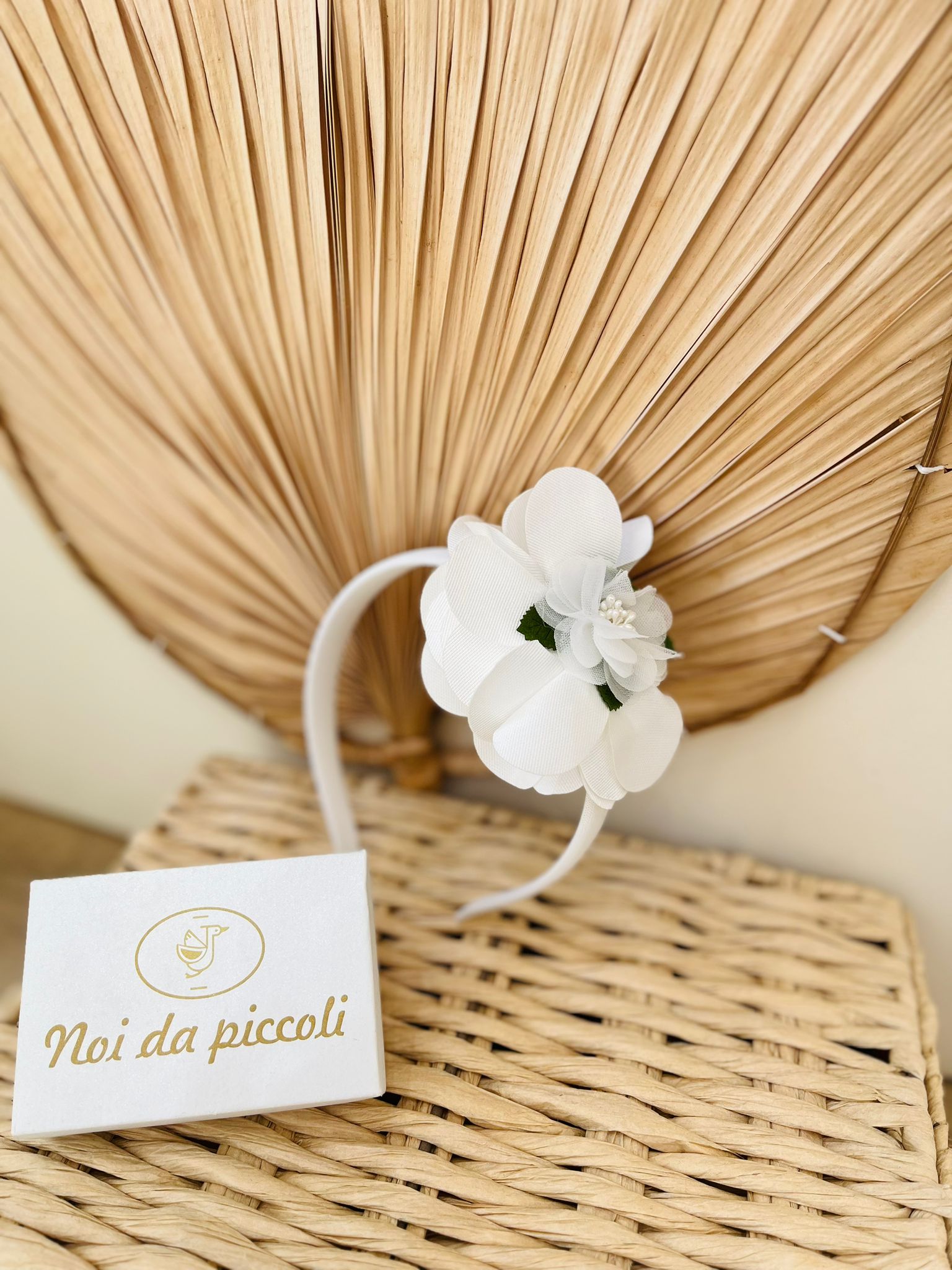 CERCHIETTO CON FIORELLINO E PERLINE BIANCO - Noi da piccoli
