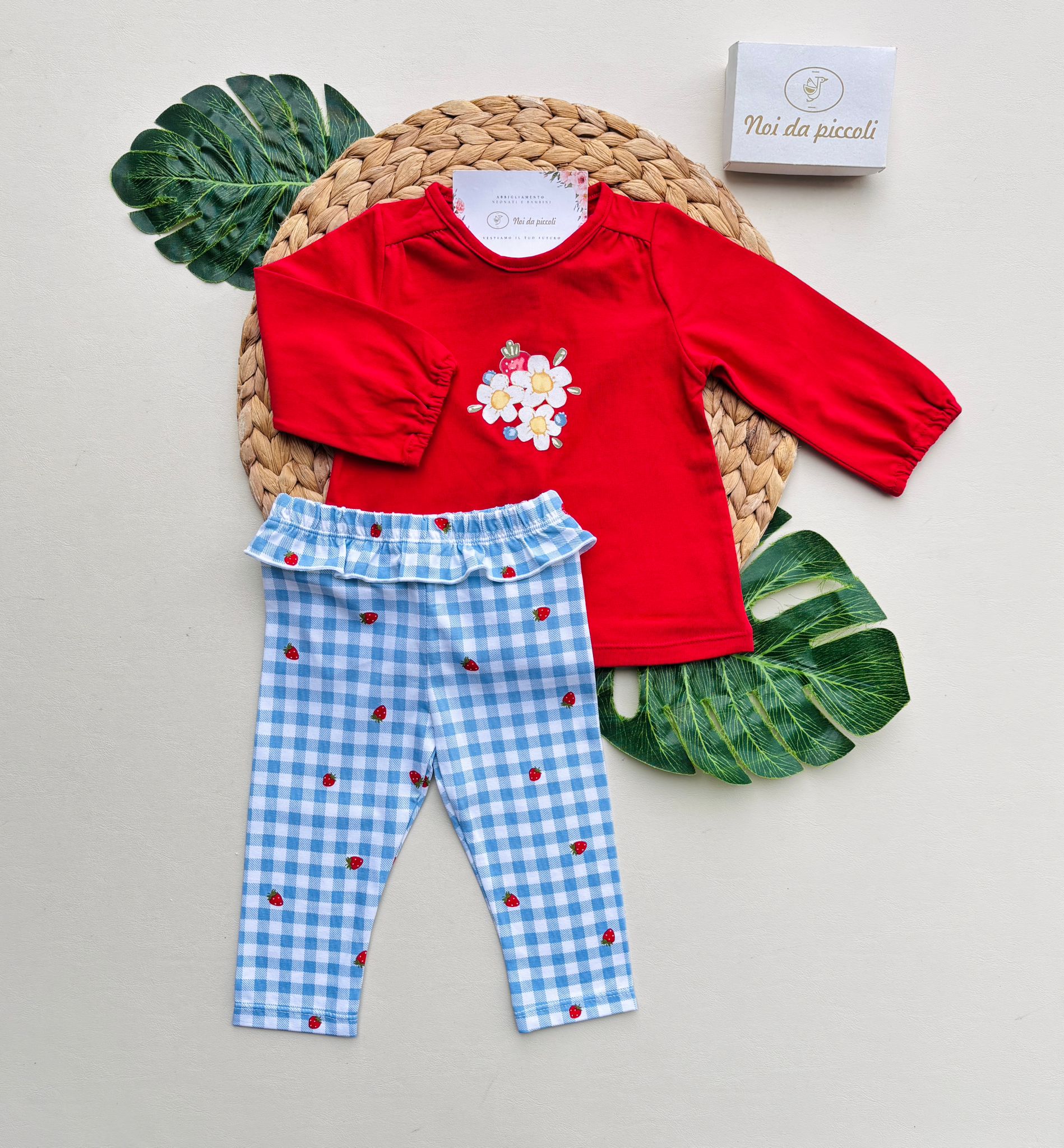 COMPLETO 2 PZ A QUADRONI CON FRAGOLINE E FIORELLINI COTONE ROJO - Noi da piccoli