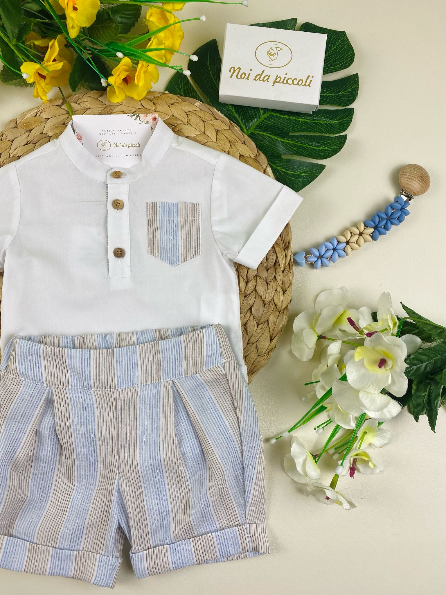 completo 2 pz cn pantaloncino a strisce beige e cielo e magliettina bianca - Noi da piccoli