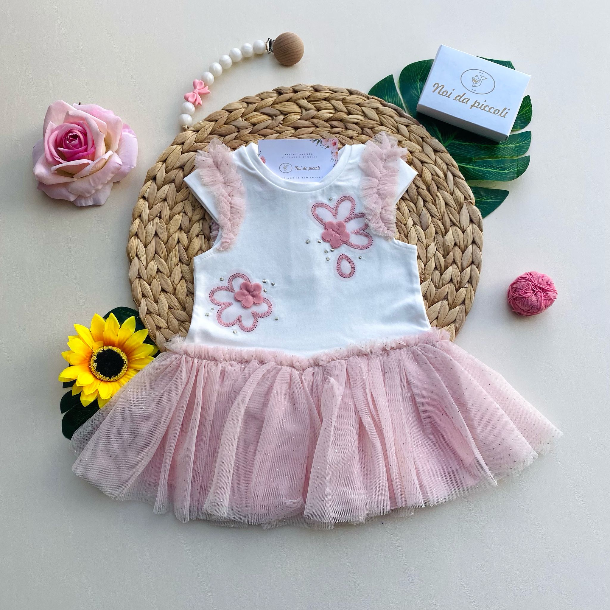 COMPLETO 2 PZ CON GONNELLINA ROSA CON TULLE E MAGLIETTINA BIANCA CON FIORELLINI ROSA - Noi da piccoli