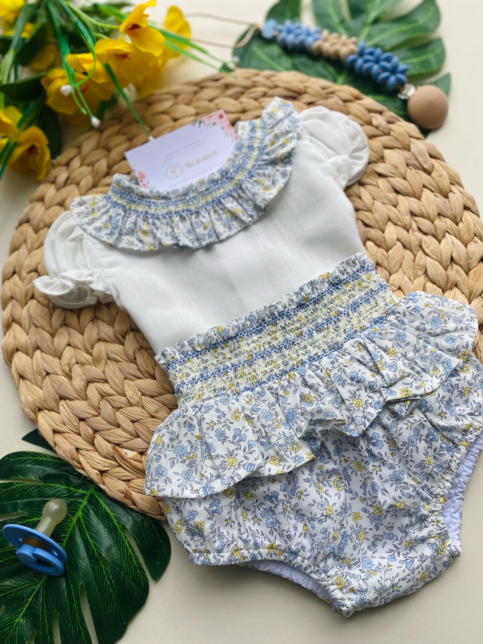 completo 2 pz con magliettina e culottina in stile floreale sui toni del cielo e bianco - Noi da piccoli