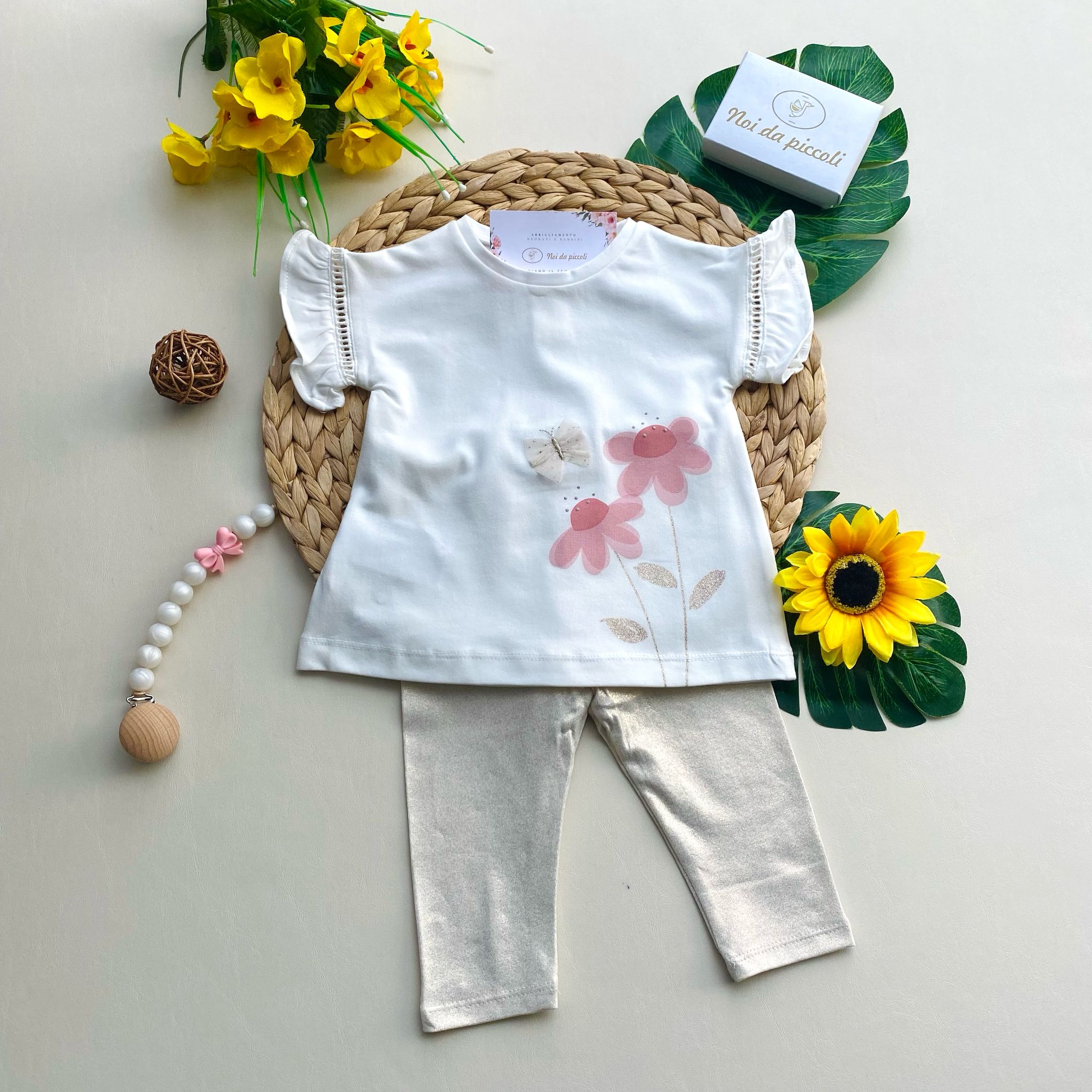 COMPLETO 2 PZ CON PANTALEGGINS CHAMPAGNE E MAGLIETTINA BIANCA CON FIORELLINI - Noi da piccoli