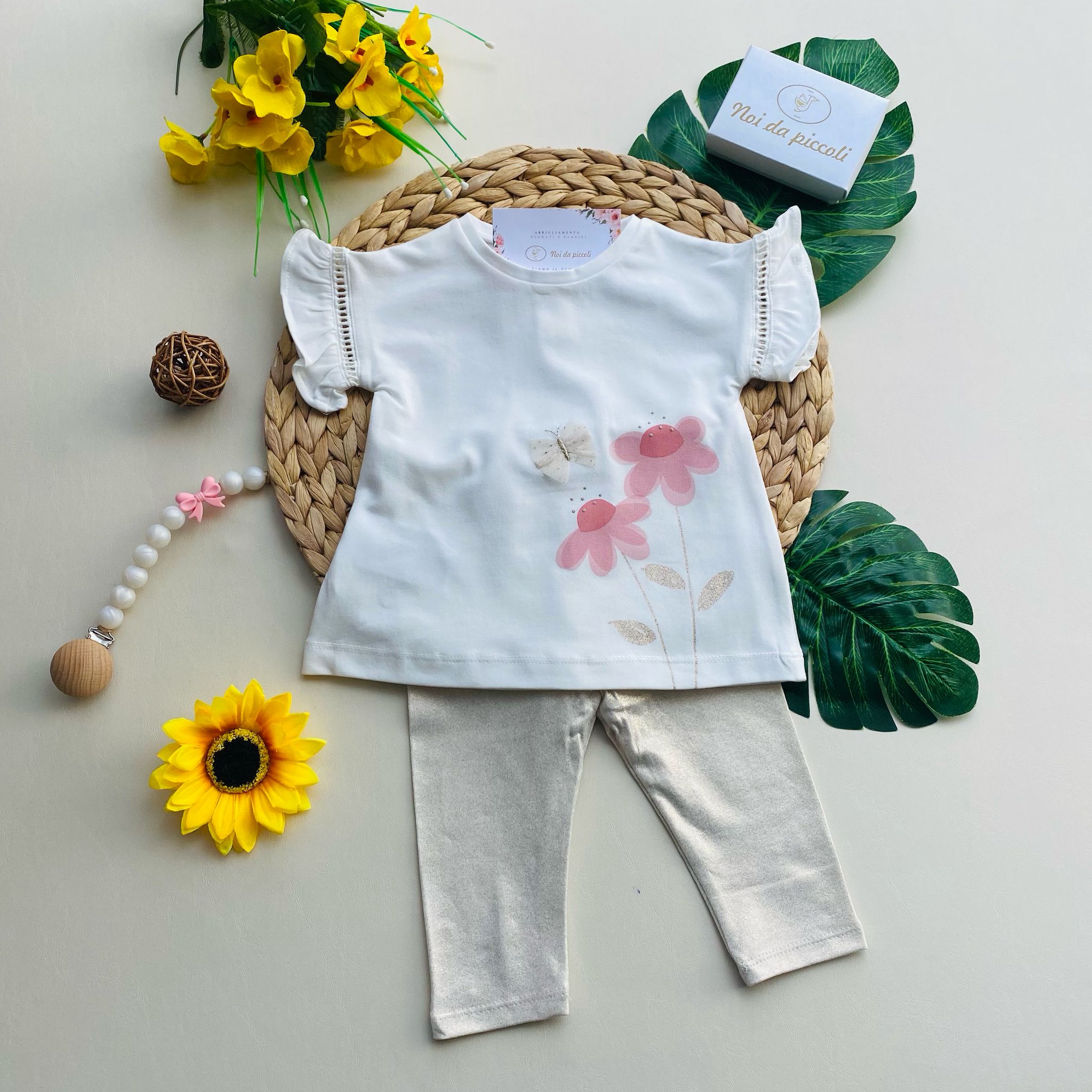 COMPLETO 2 PZ CON PANTALEGGINS CHAMPAGNE E MAGLIETTINA BIANCA CON FIORELLINI - Noi da piccoli