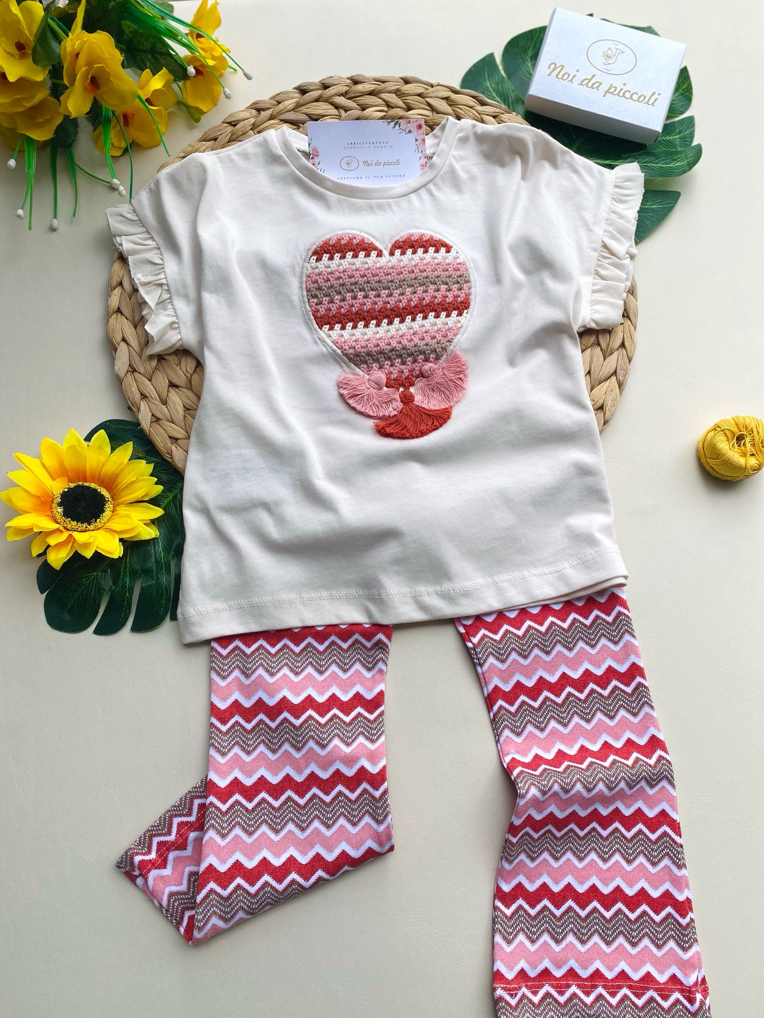 COMPLETO 2 PZ CON PANTALEGGINS COLORATO E MAGLIETTINA BIANCA CON CUORE - Noi da piccoli