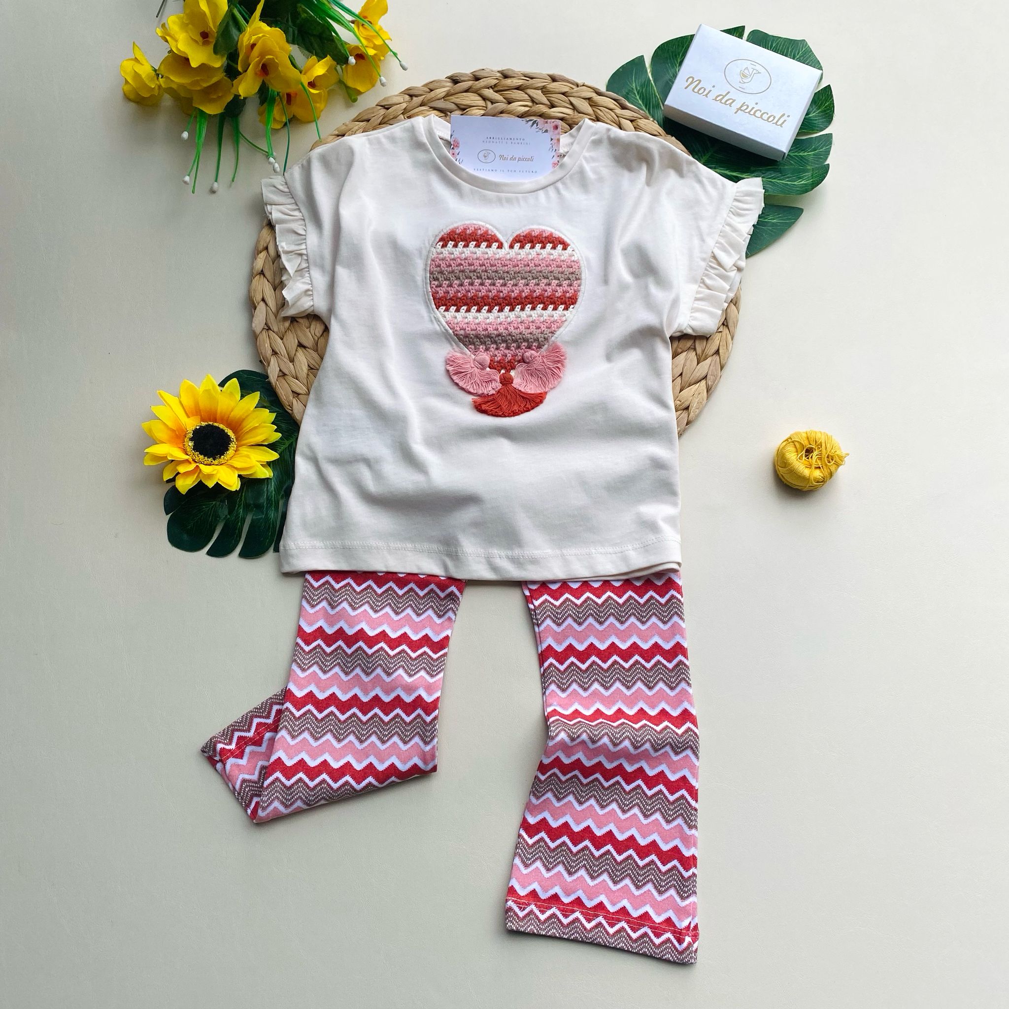 COMPLETO 2 PZ CON PANTALEGGINS COLORATO E MAGLIETTINA BIANCA CON CUORE - Noi da piccoli