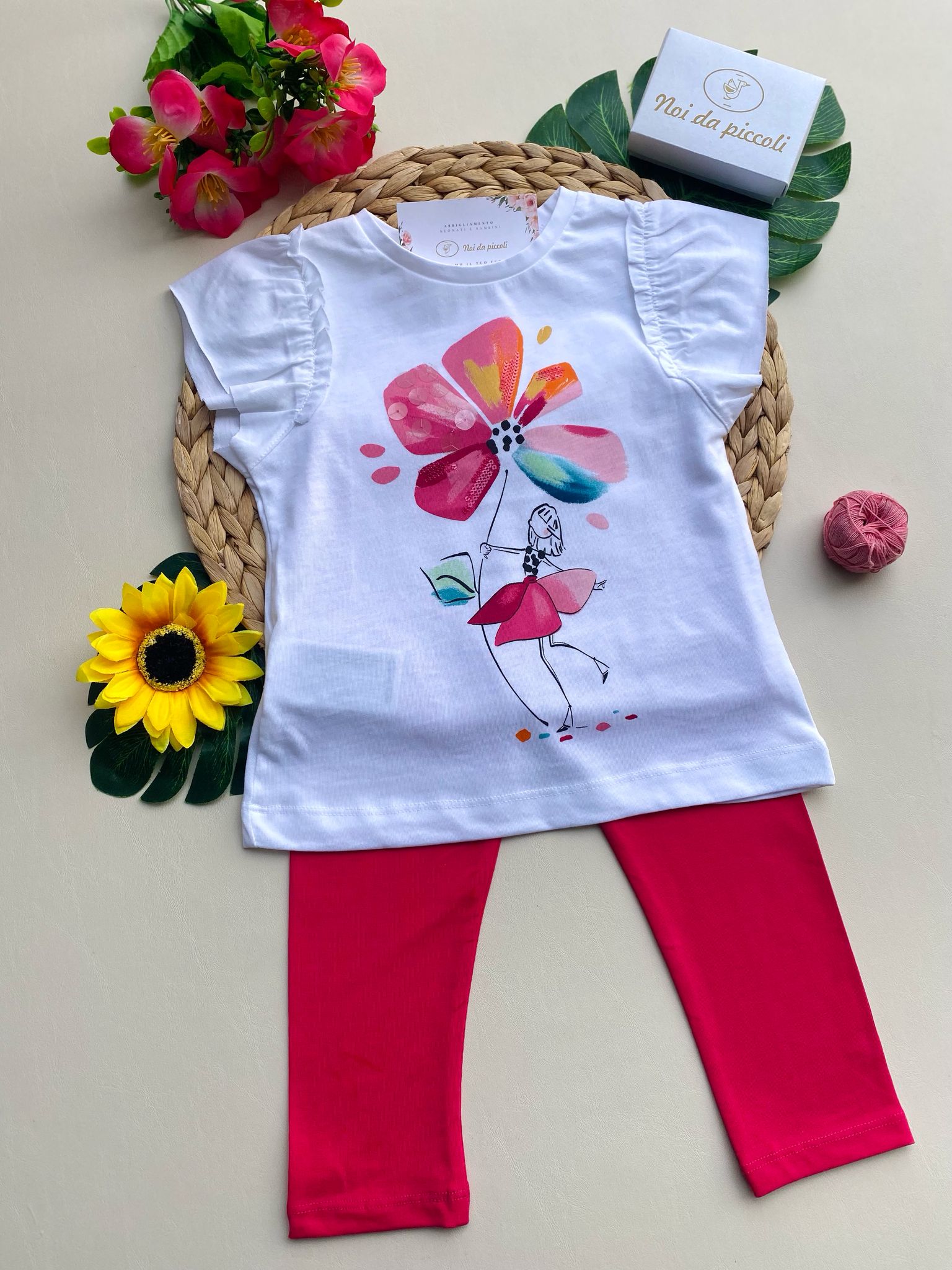 COMPLETO 2 PZ CON PANTALEGGINS MAGENTA E MAGLIETTINA BIANCA CON FIORELLINO FUCSIA - Noi da piccoli