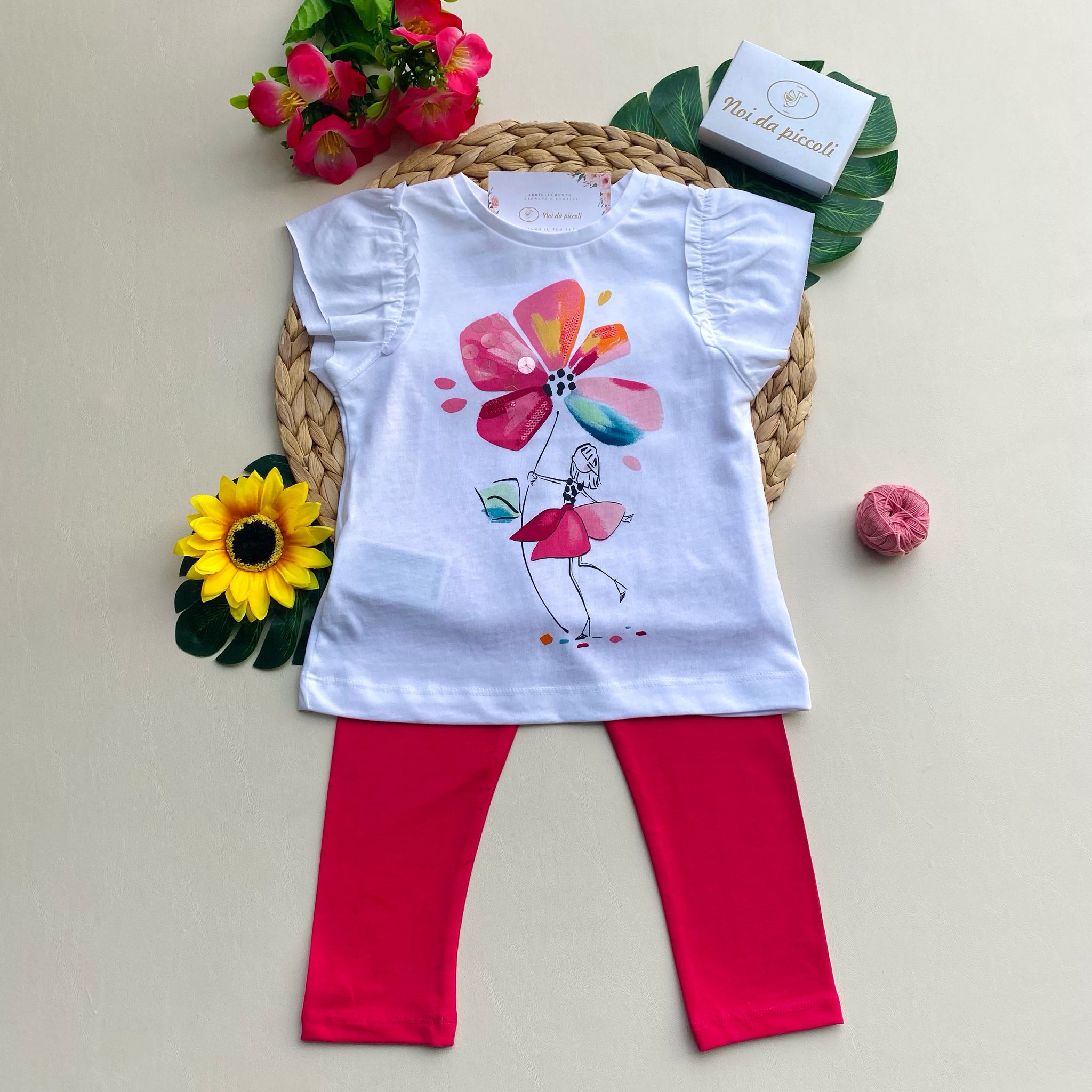 COMPLETO 2 PZ CON PANTALEGGINS MAGENTA E MAGLIETTINA BIANCA CON FIORELLINO FUCSIA - Noi da piccoli