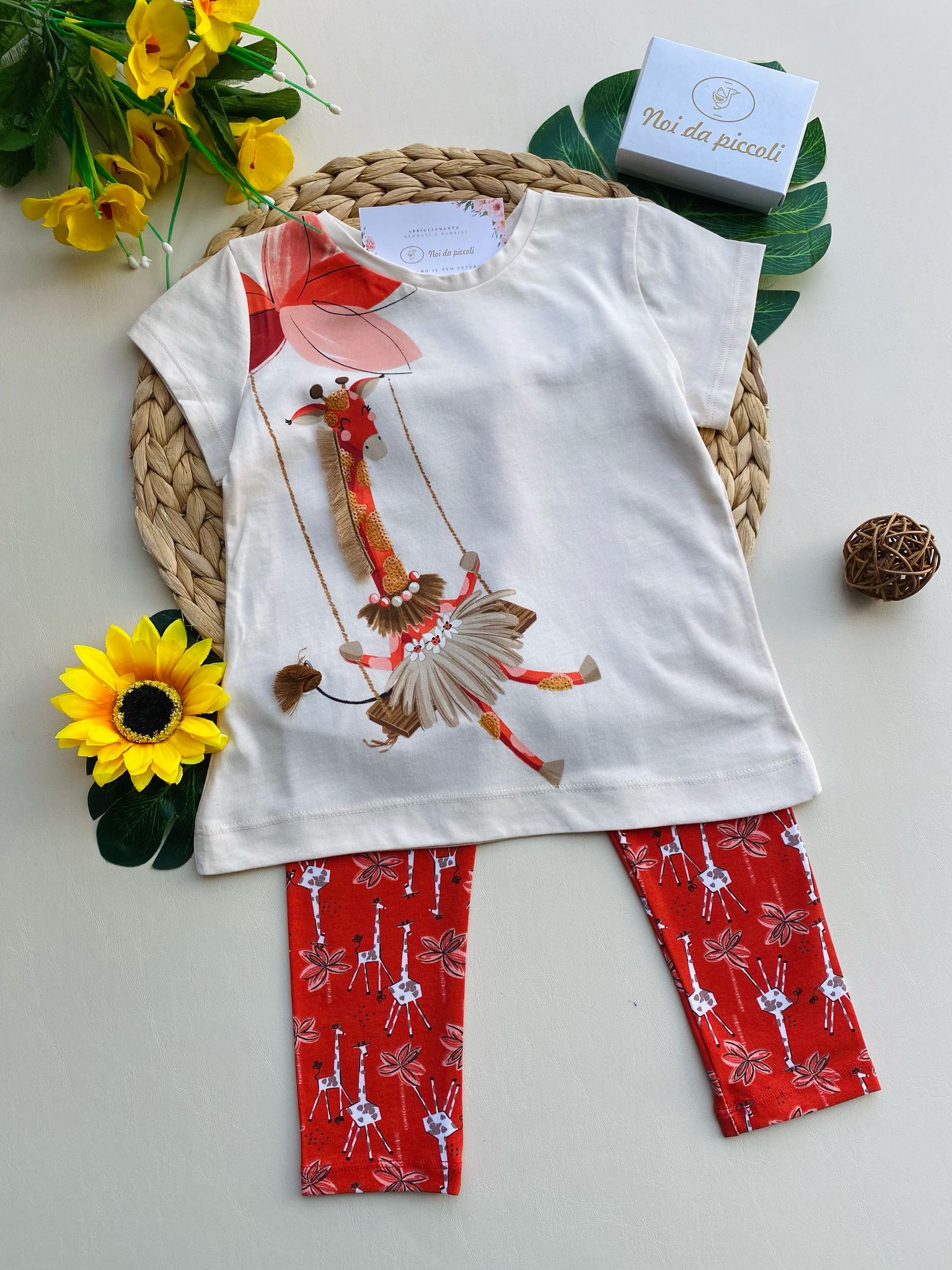 COMPLETO 2 PZ CON PANTALEGGINS ROSSO CON DISEGNINI E MAGLIETTINA BIANCA CON GIRAFFA - Noi da piccoli