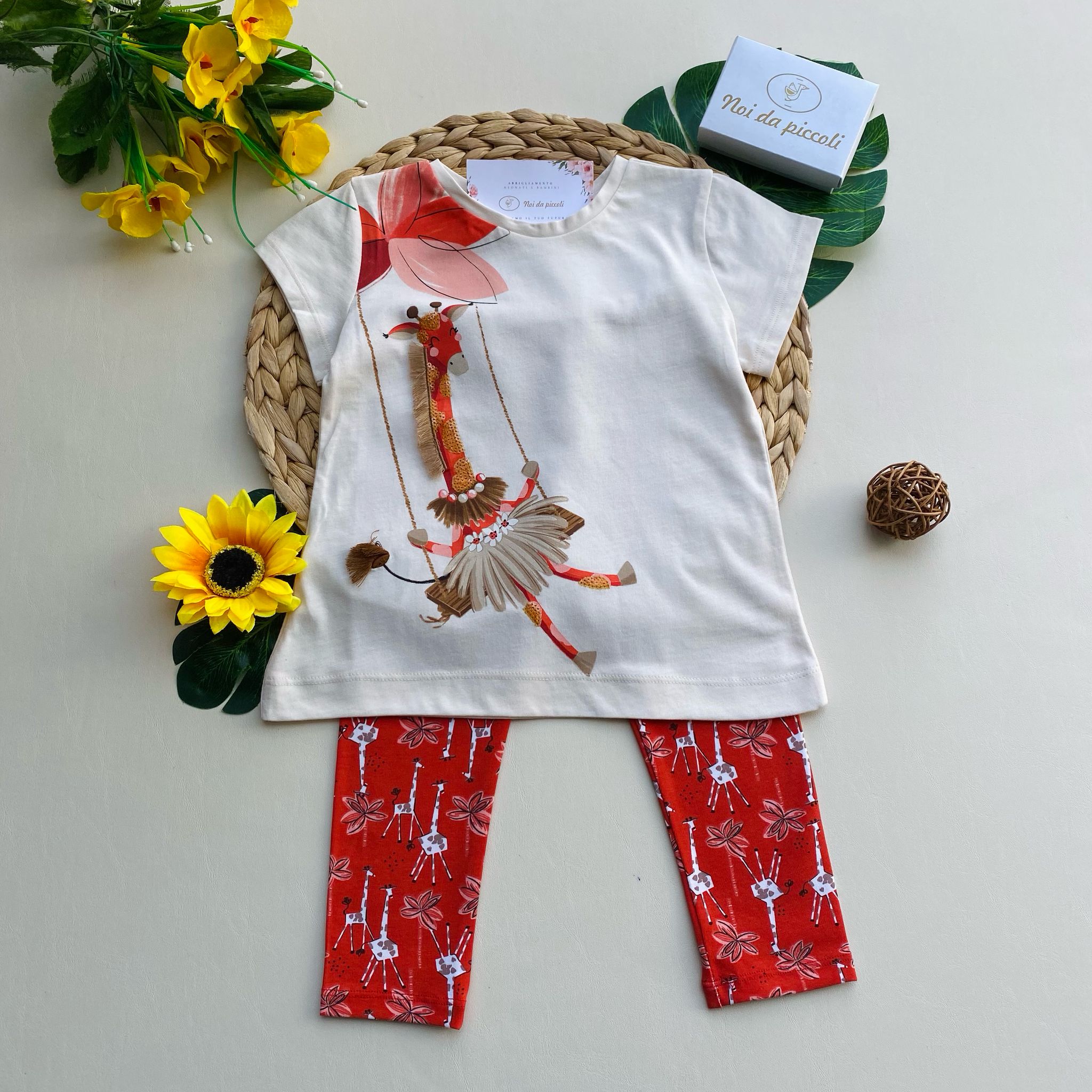 COMPLETO 2 PZ CON PANTALEGGINS ROSSO CON DISEGNINI E MAGLIETTINA BIANCA CON GIRAFFA - Noi da piccoli