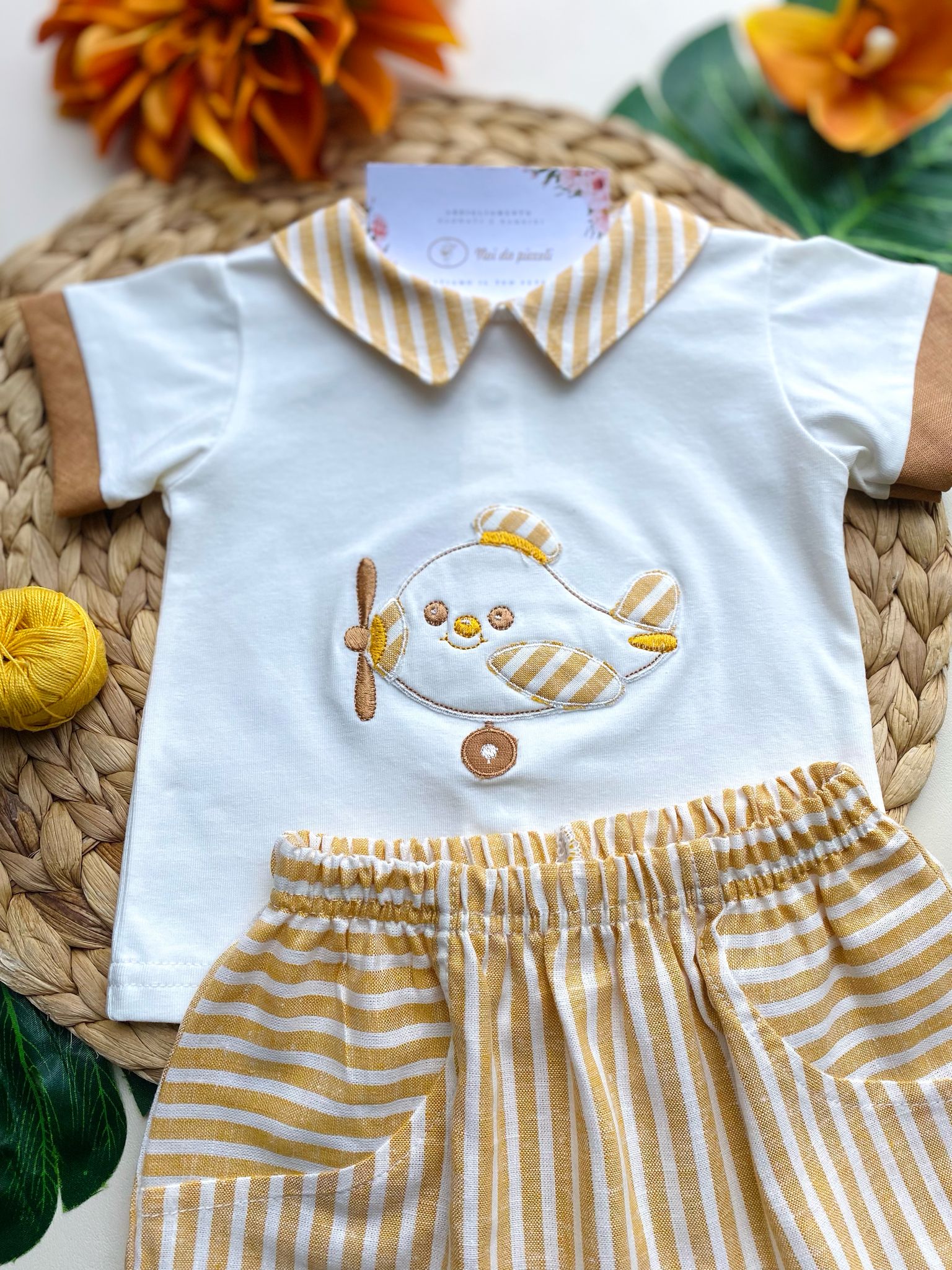 COMPLETO 2 PZ CON PANTALONCINO A RIGHE BIANCO E SENAPE E MAGLIETTINA BIANCA CON DISEGNINO - Noi da piccoli