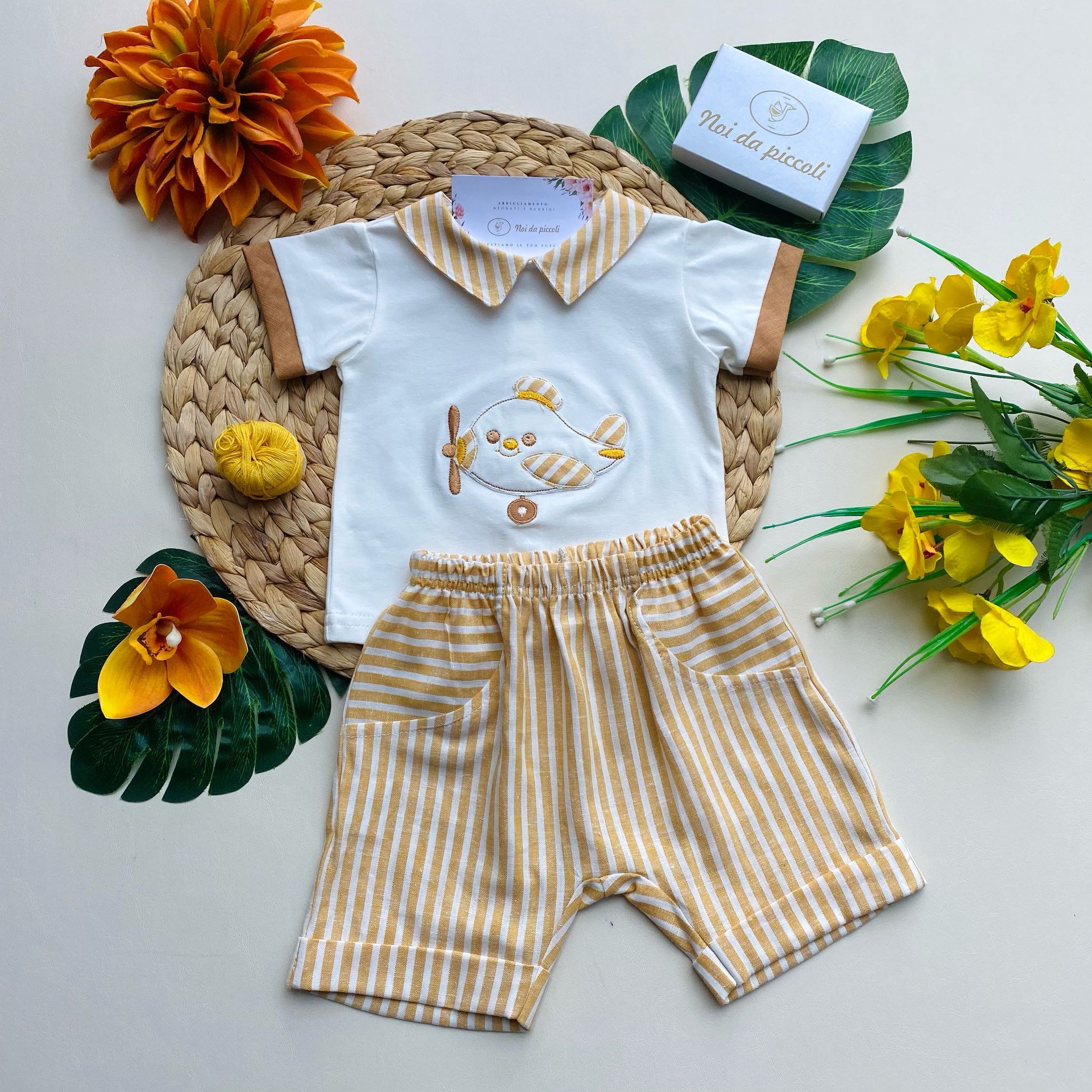 COMPLETO 2 PZ CON PANTALONCINO A RIGHE BIANCO E SENAPE E MAGLIETTINA BIANCA CON DISEGNINO - Noi da piccoli