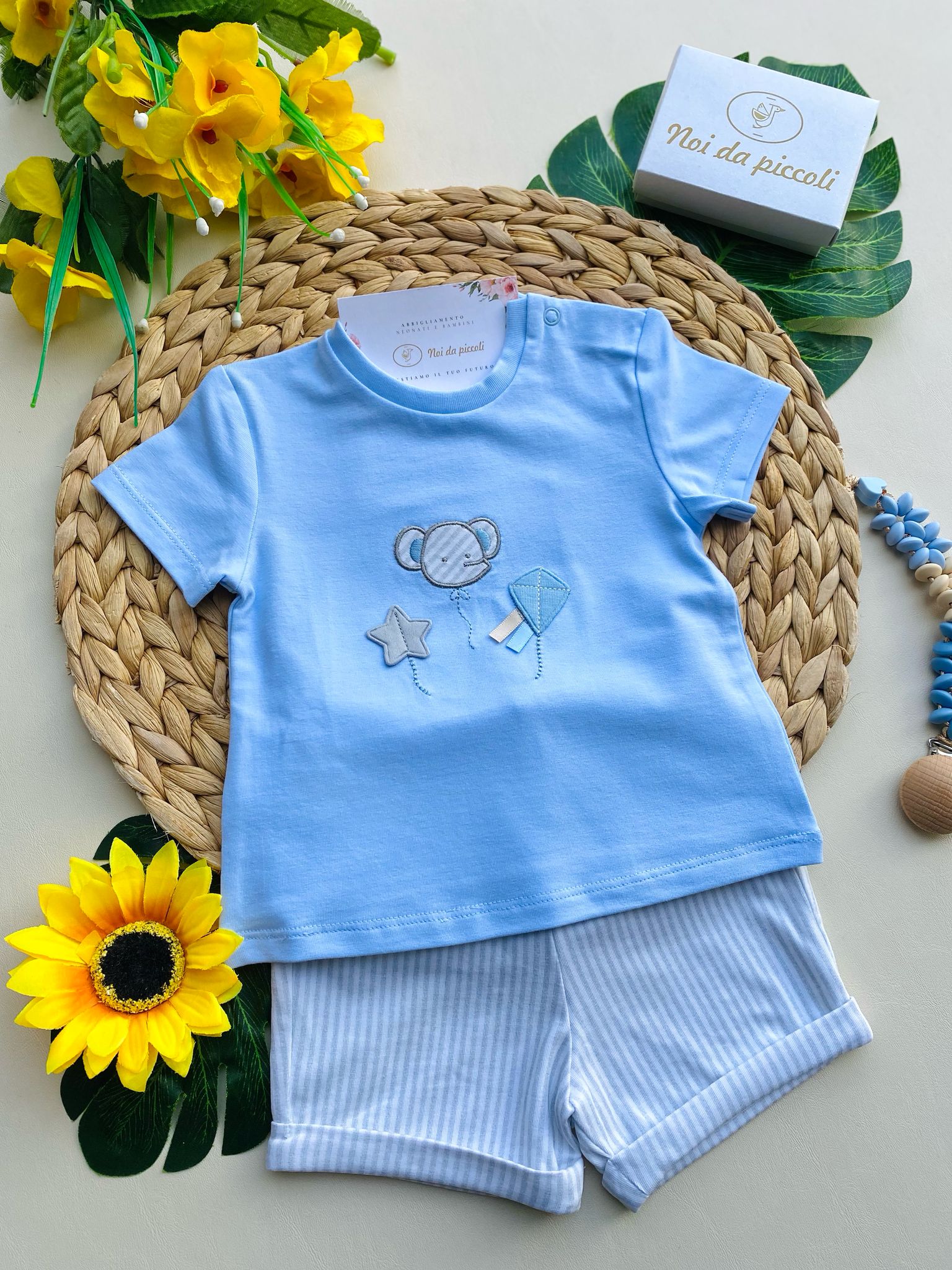 COMPLETO 2 PZ CON PANTALONCINO A RIGHE E MAGLIETTINA CIELO CON DISEGNINI - Noi da piccoli