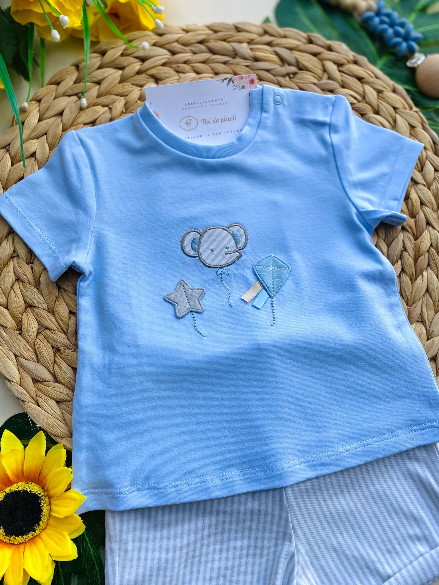 COMPLETO 2 PZ CON PANTALONCINO A RIGHE E MAGLIETTINA CIELO CON DISEGNINI - Noi da piccoli