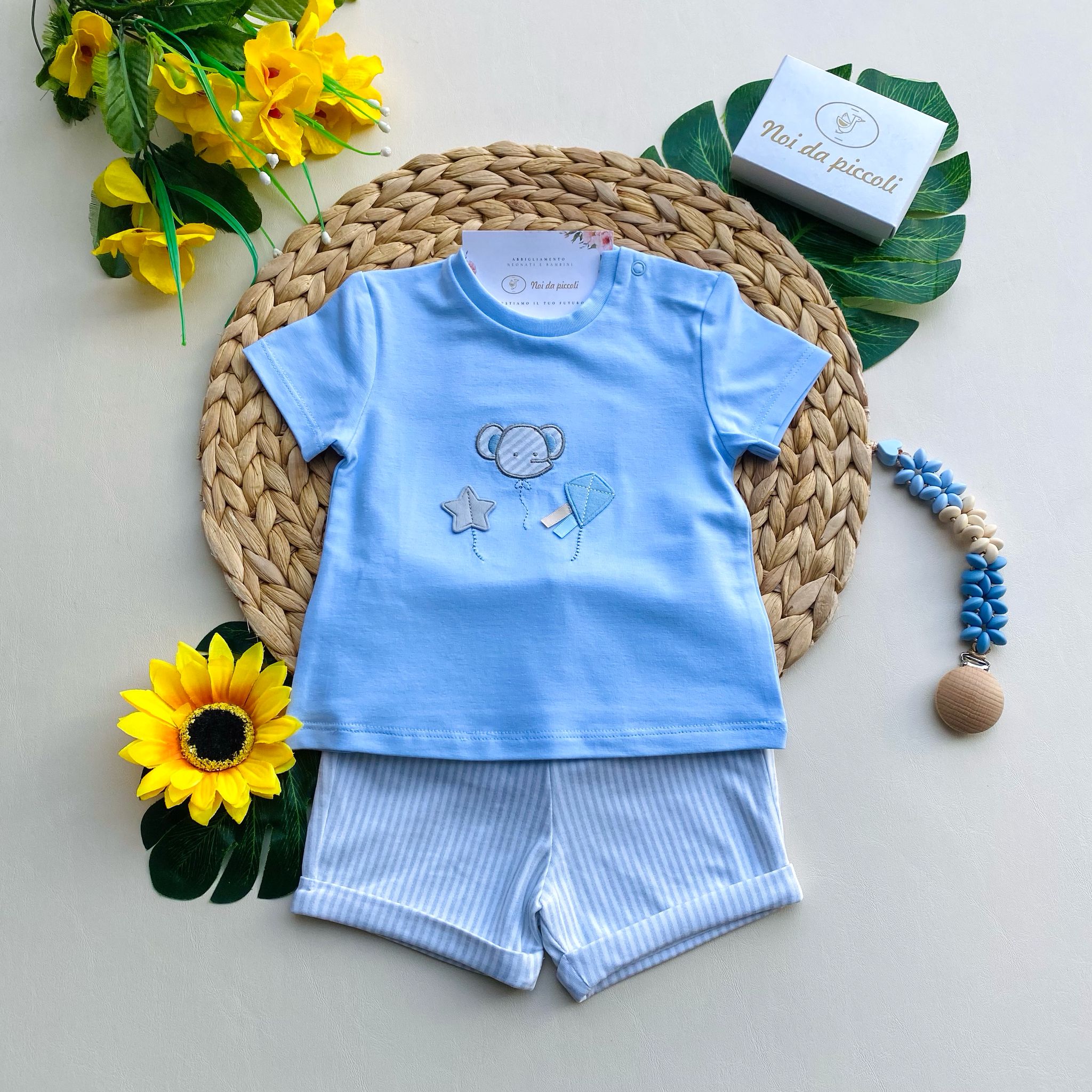 COMPLETO 2 PZ CON PANTALONCINO A RIGHE E MAGLIETTINA CIELO CON DISEGNINI - Noi da piccoli
