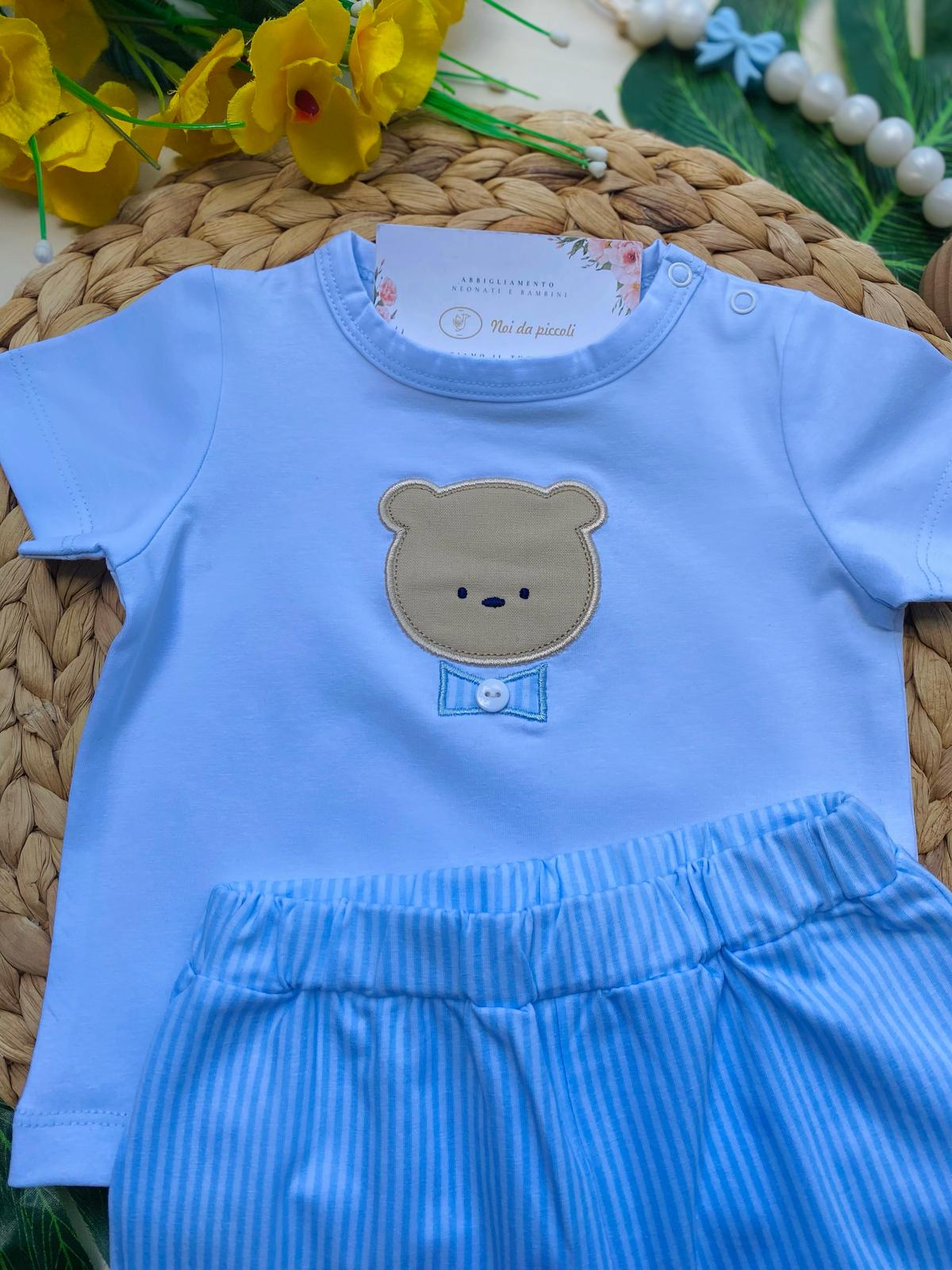 COMPLETO 2 PZ CON PANTALONCINO A RIGHE E MAGLIETTINA CIELO CON ORSETTO - Noi da piccoli