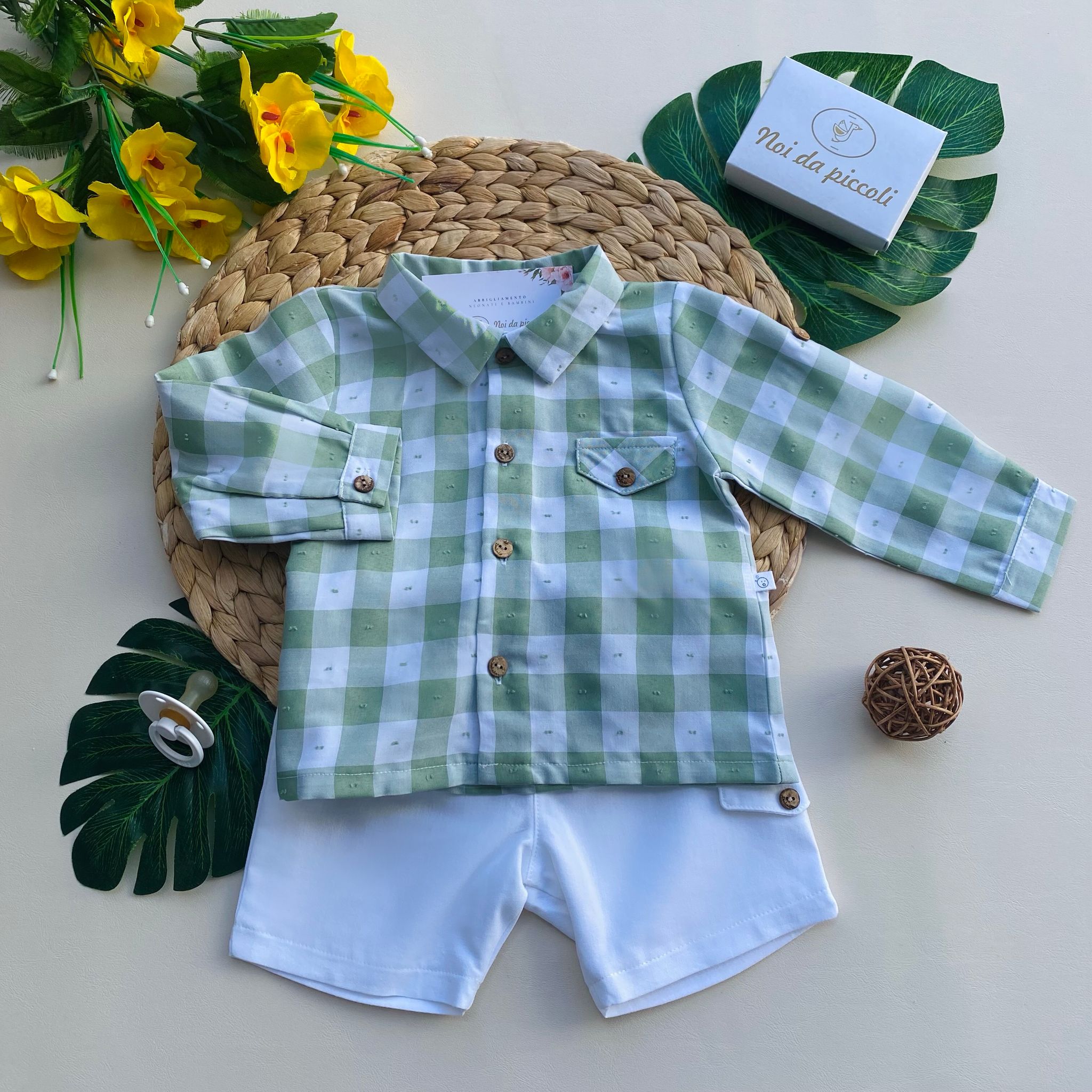completo 2 pz CON PANTALONCINO BIANCO E CAMICIA A QUADRONI VERDE E BIANCO - Noi da piccoli
