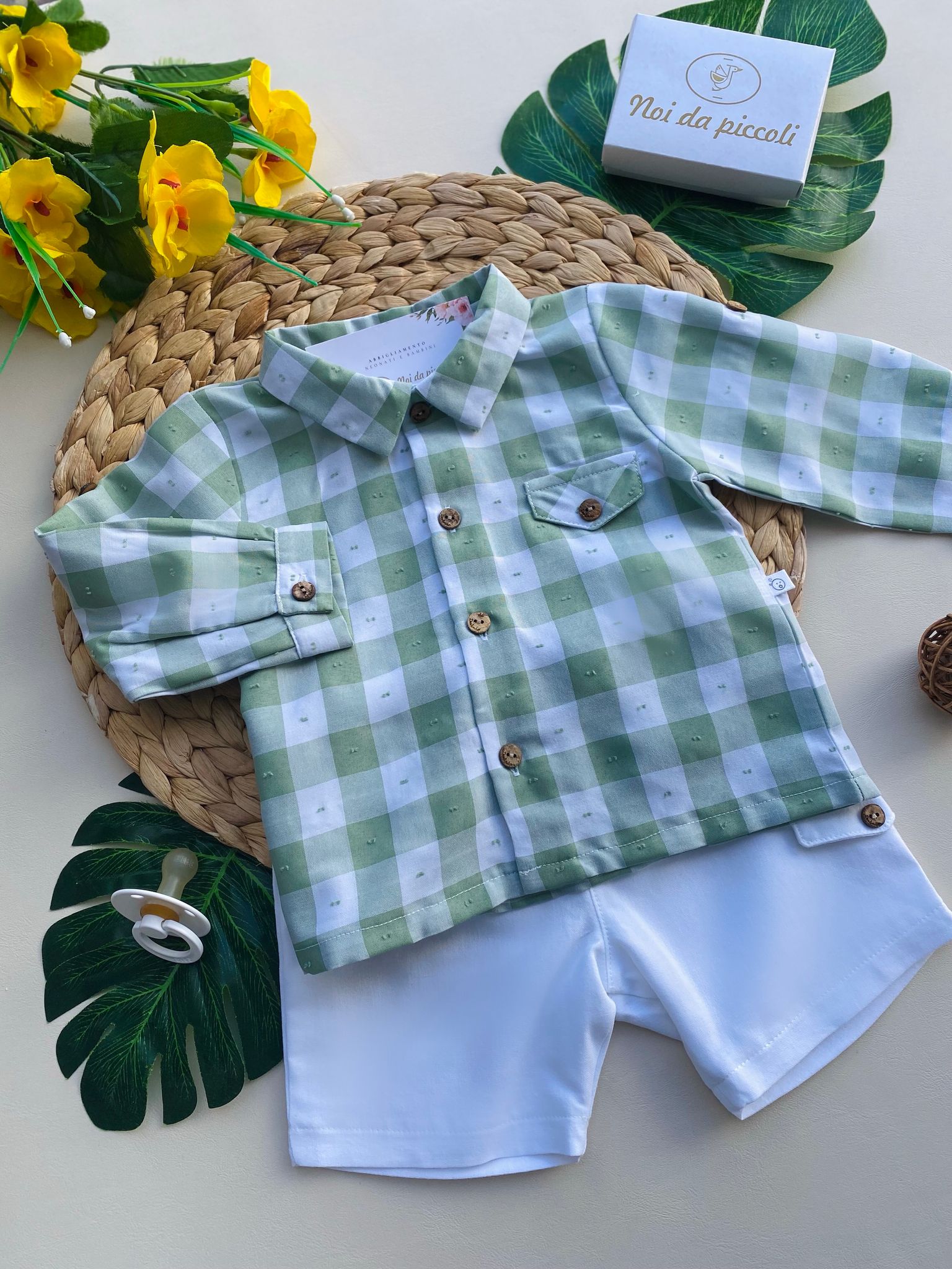 completo 2 pz CON PANTALONCINO BIANCO E CAMICIA A QUADRONI VERDE E BIANCO - Noi da piccoli
