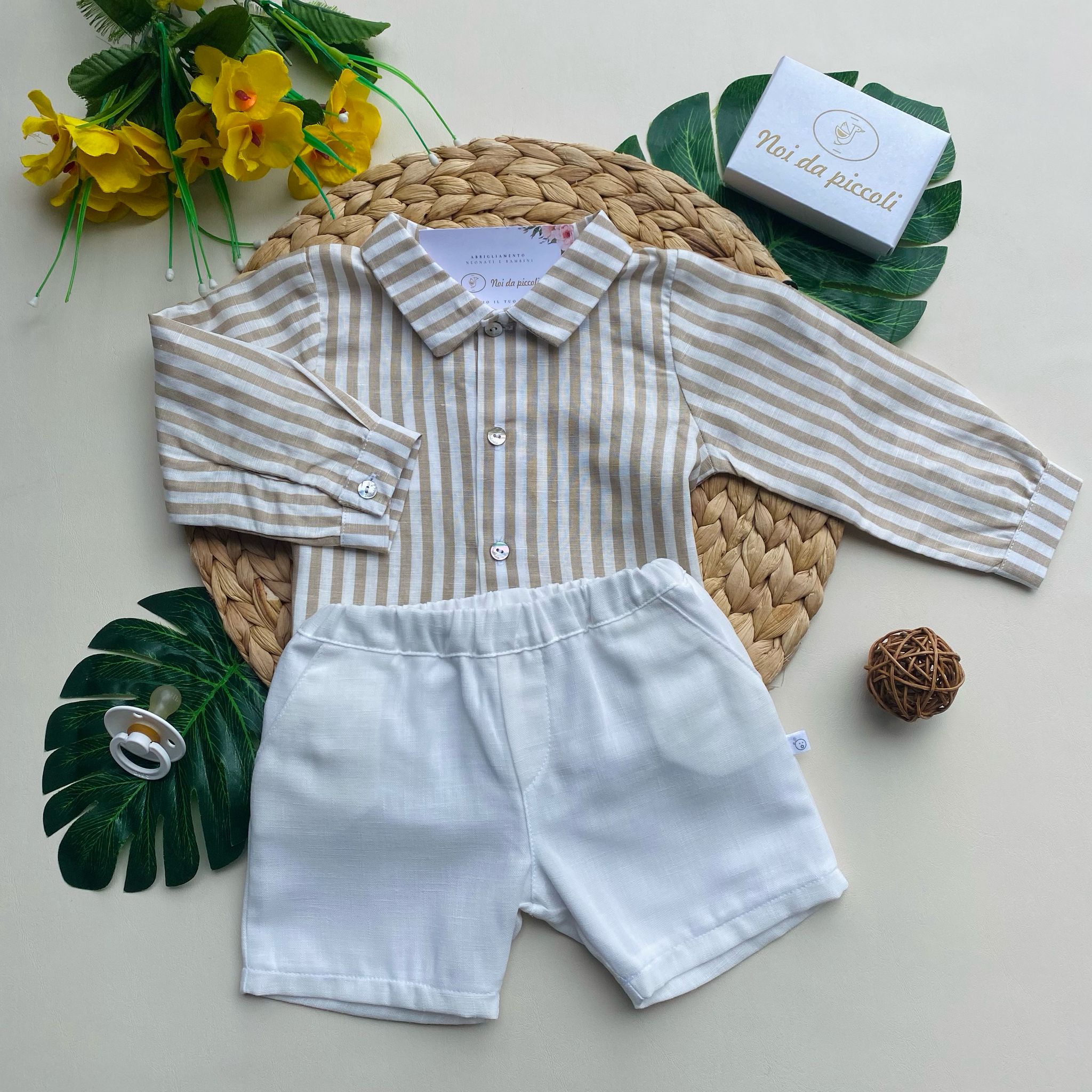 completo 2 pz con pantaloncino bianco e camicina a righe beige e bianco - Noi da piccoli