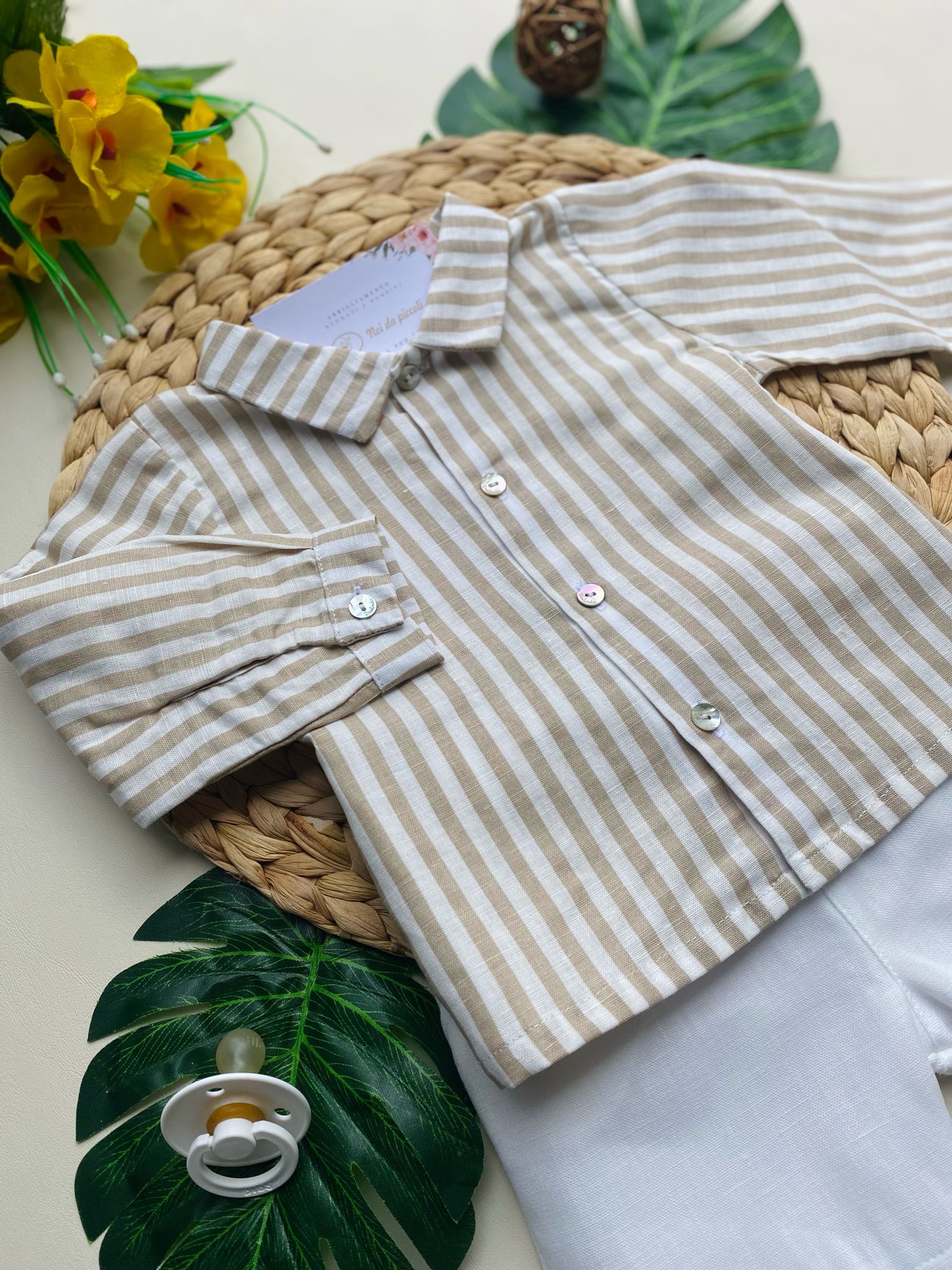 completo 2 pz con pantaloncino bianco e camicina a righe beige e bianco - Noi da piccoli