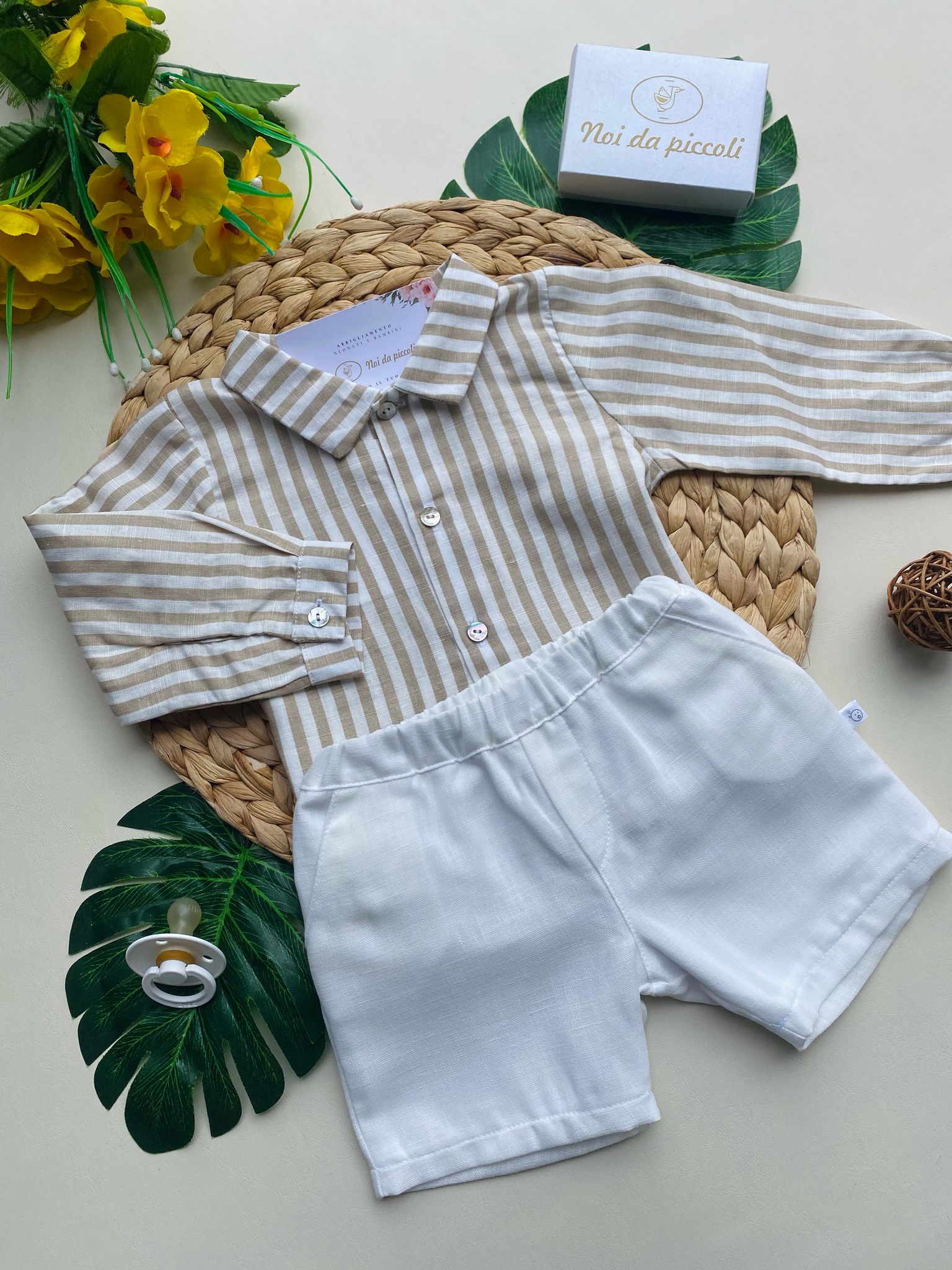 completo 2 pz con pantaloncino bianco e camicina a righe beige e bianco - Noi da piccoli