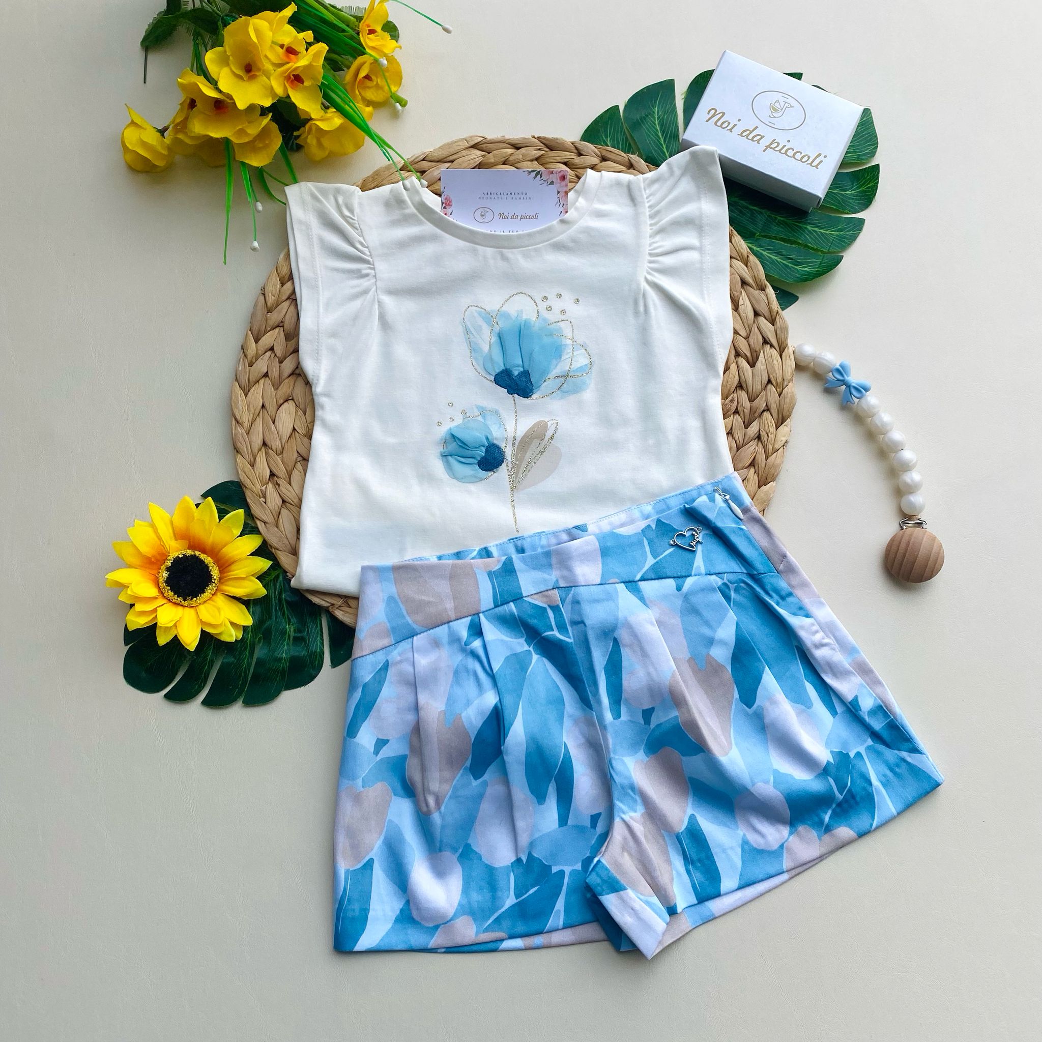 COMPLETO 2 PZ CON PANTALONCINO CIELO E BEIGE E MAGLIETTINA BIANCA CON DISEGNINI - Noi da piccoli