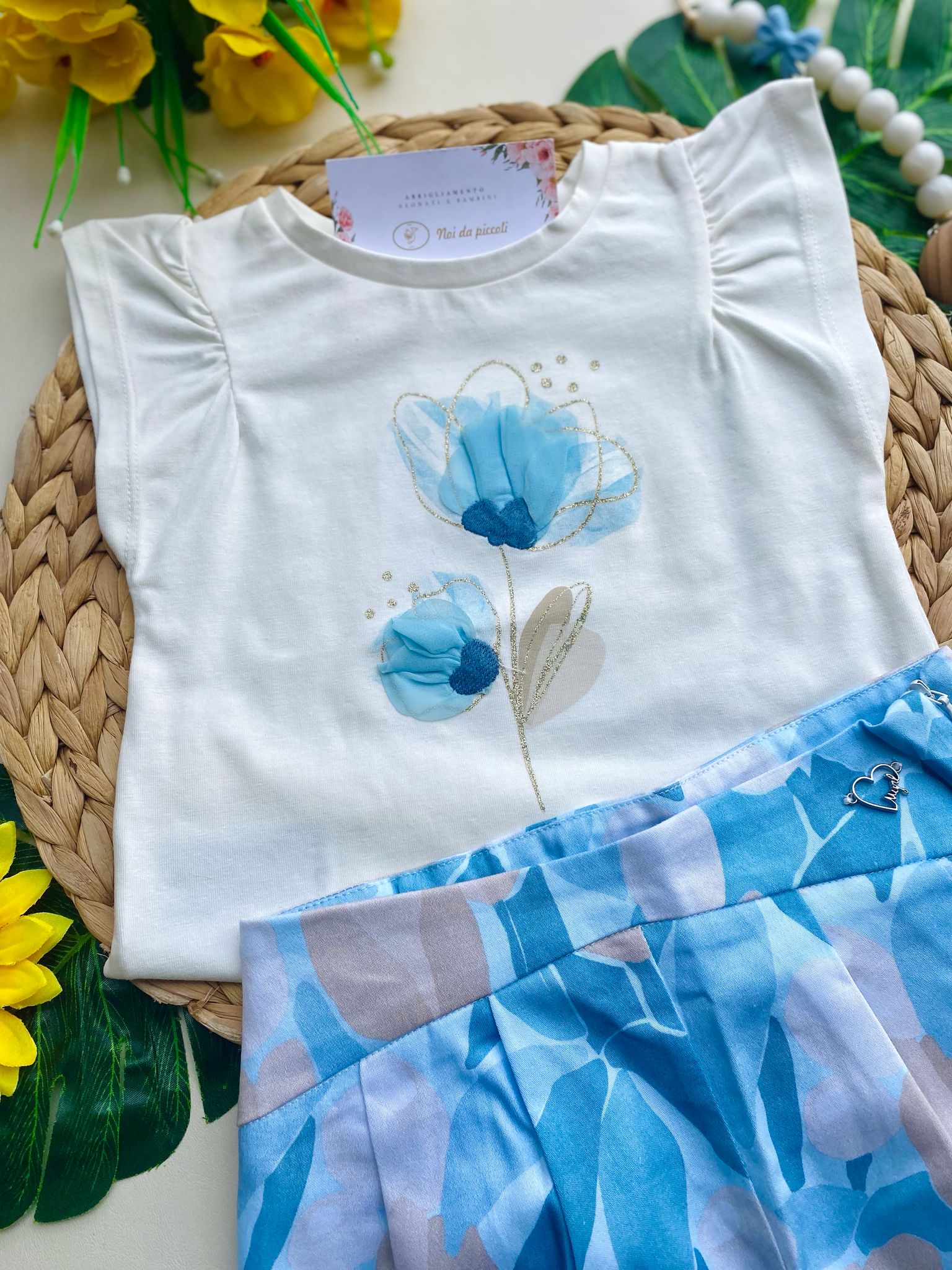 COMPLETO 2 PZ CON PANTALONCINO CIELO E BEIGE E MAGLIETTINA BIANCA CON DISEGNINI - Noi da piccoli