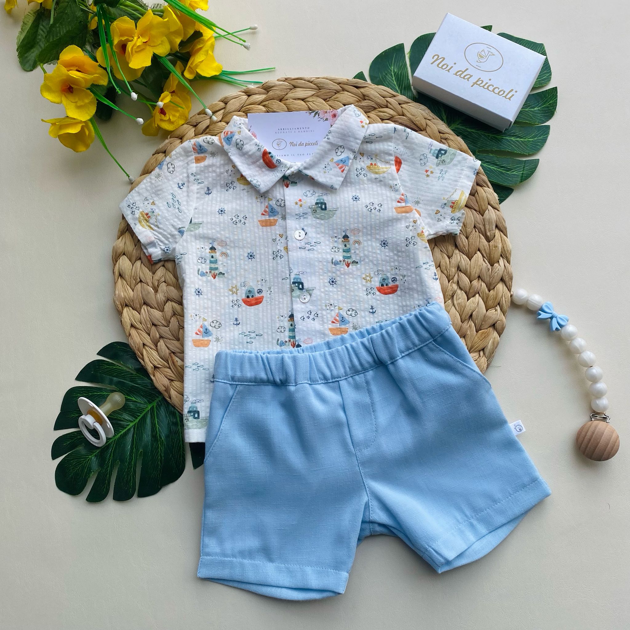 completo 2 pz con pantaloncino cielo e magliettina a fantasia - Noi da piccoli