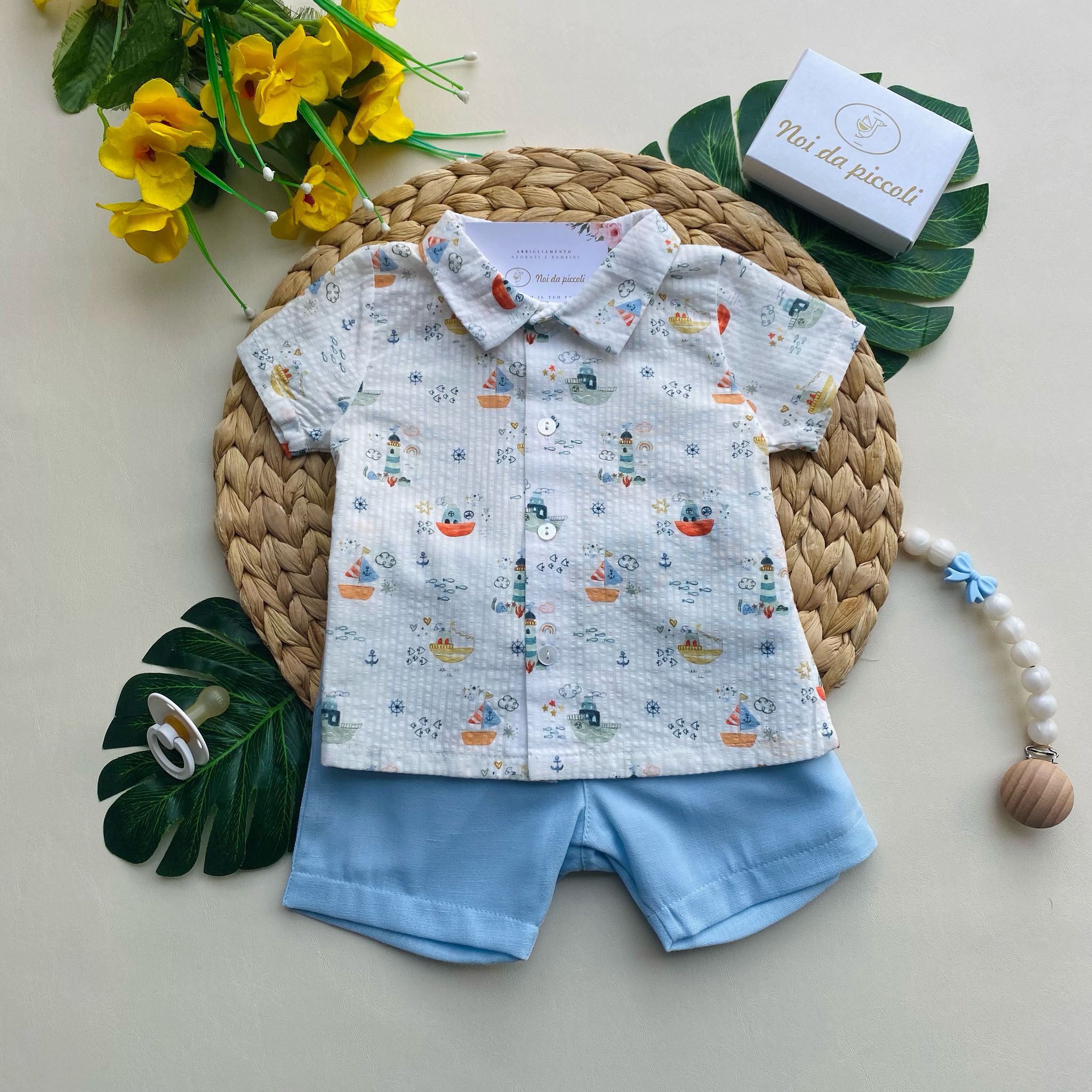 completo 2 pz con pantaloncino cielo e magliettina a fantasia - Noi da piccoli