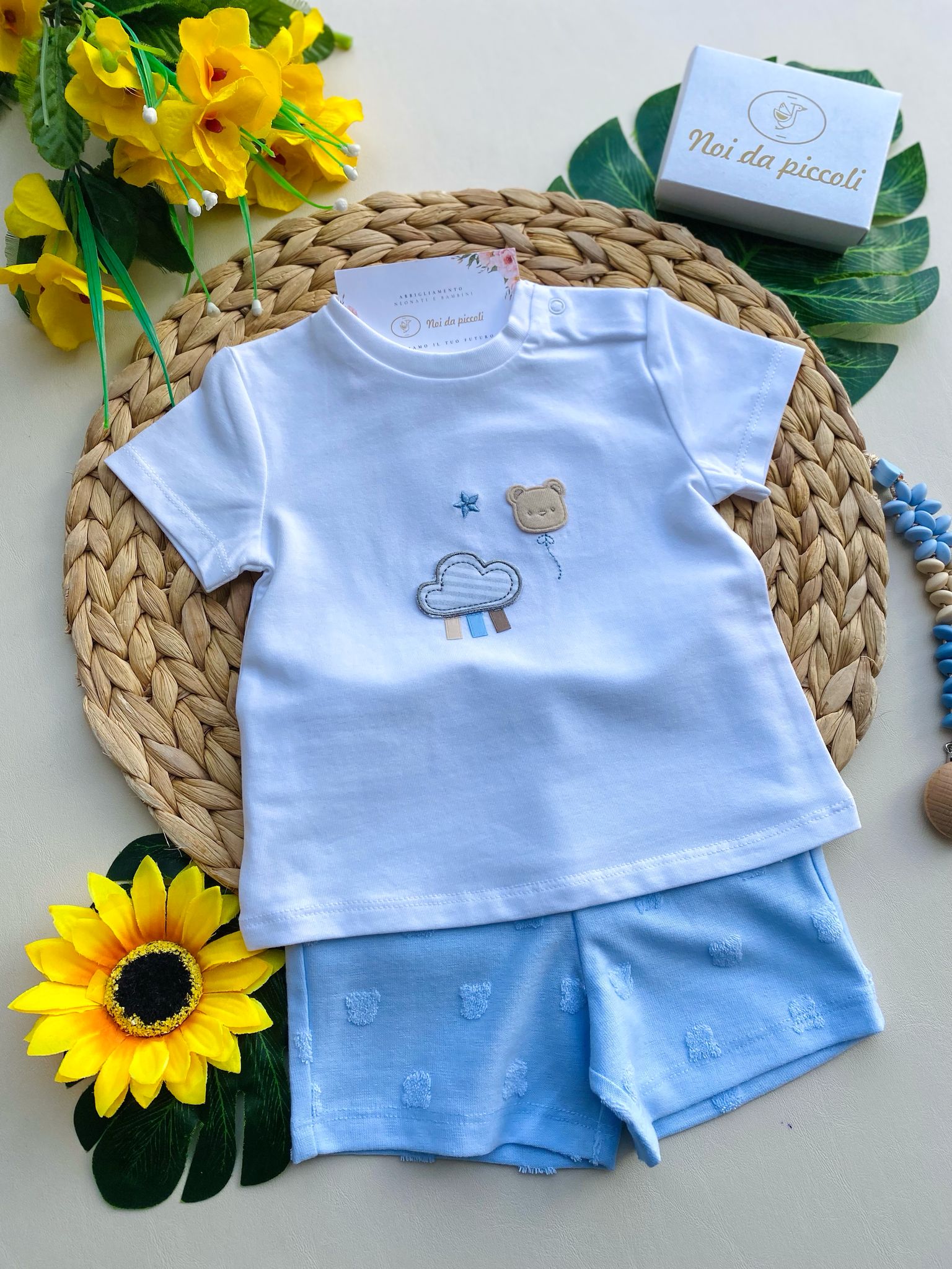 COMPLETO 2 PZ CON PANTALONCINO CIELO E MAGLIETTINA BIANCA CON DISEGNINI - Noi da piccoli