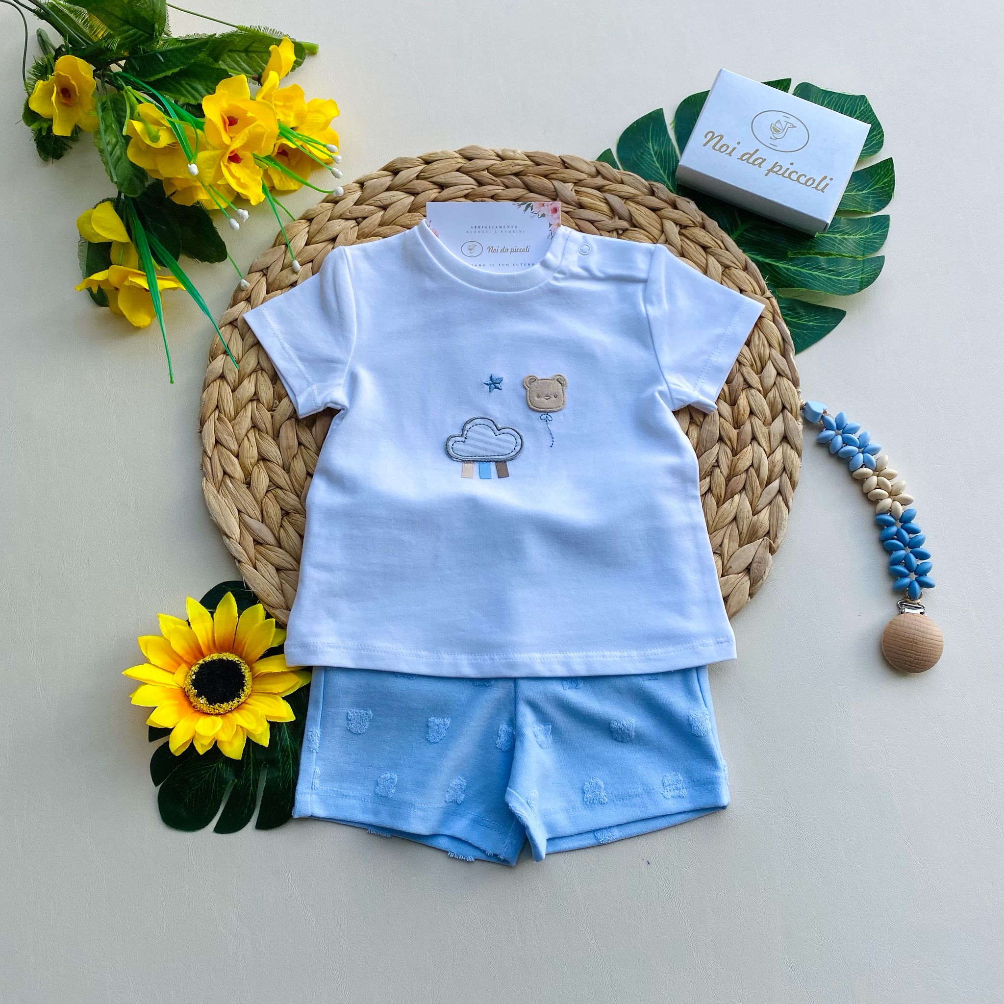 COMPLETO 2 PZ CON PANTALONCINO CIELO E MAGLIETTINA BIANCA CON DISEGNINI - Noi da piccoli