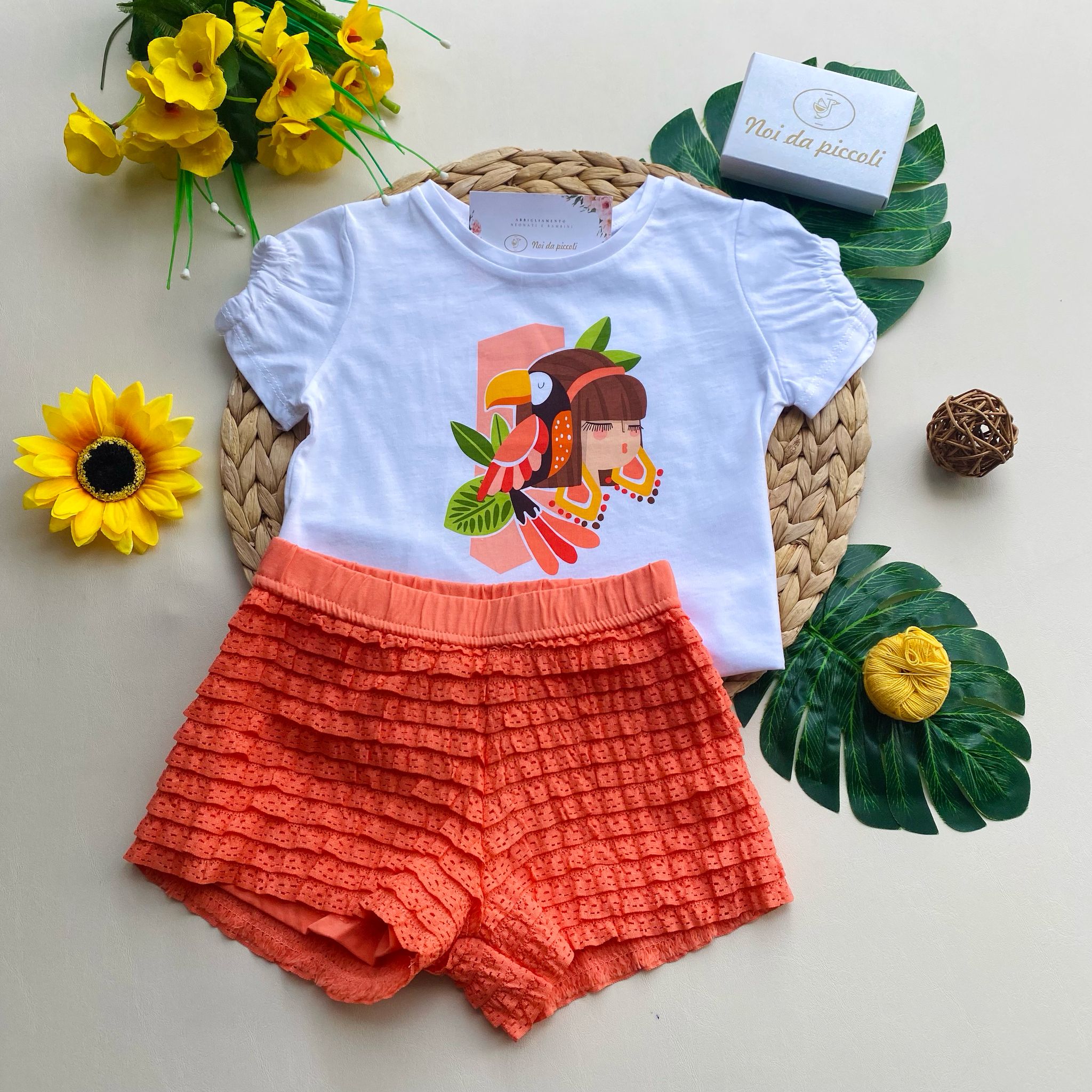 COMPLETO 2 pz CON PANTALONCINO CORALLO E MAGLIETTINA BIANCA CON DISEGNINO - Noi da piccoli