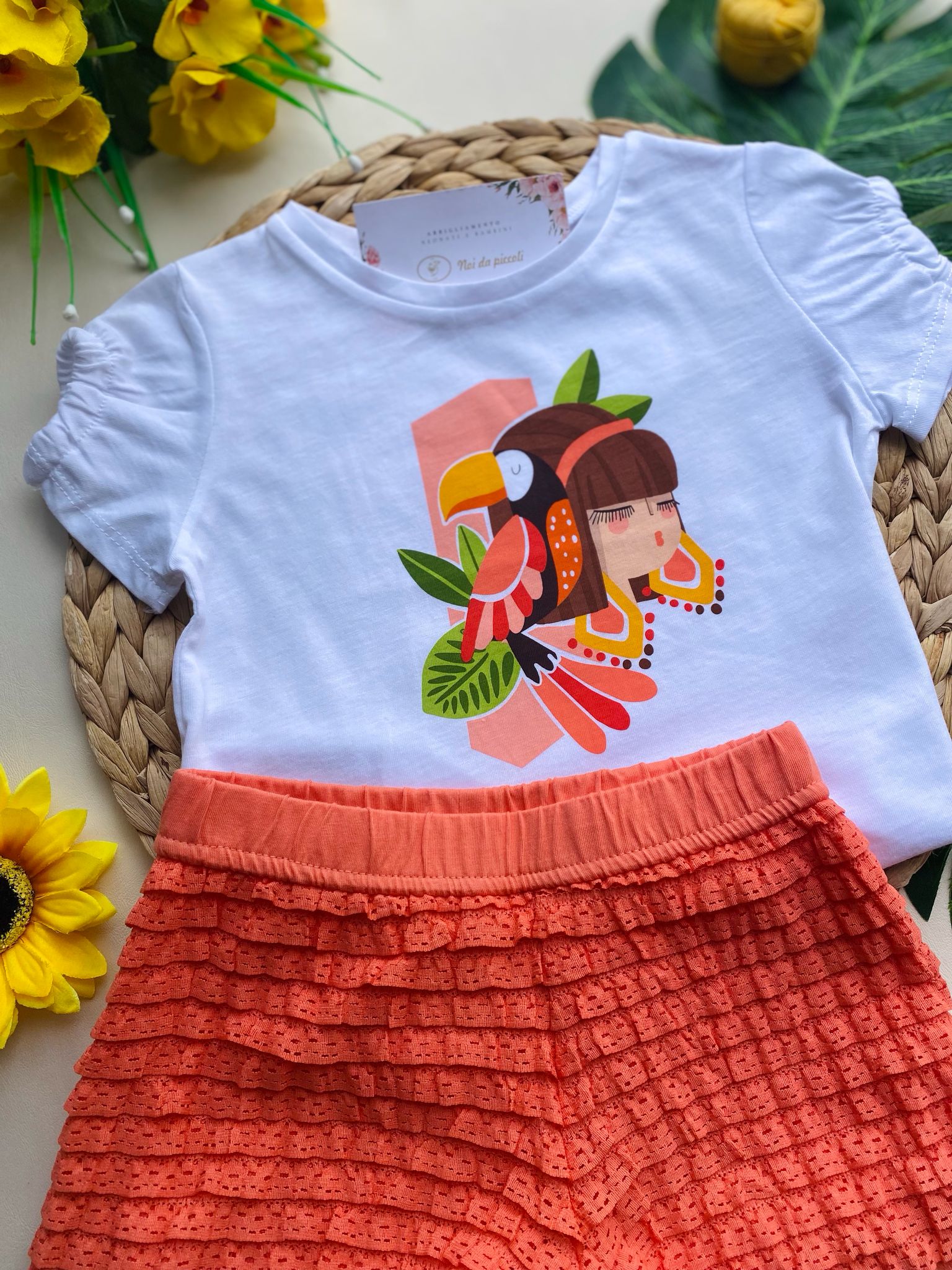 COMPLETO 2 pz CON PANTALONCINO CORALLO E MAGLIETTINA BIANCA CON DISEGNINO - Noi da piccoli