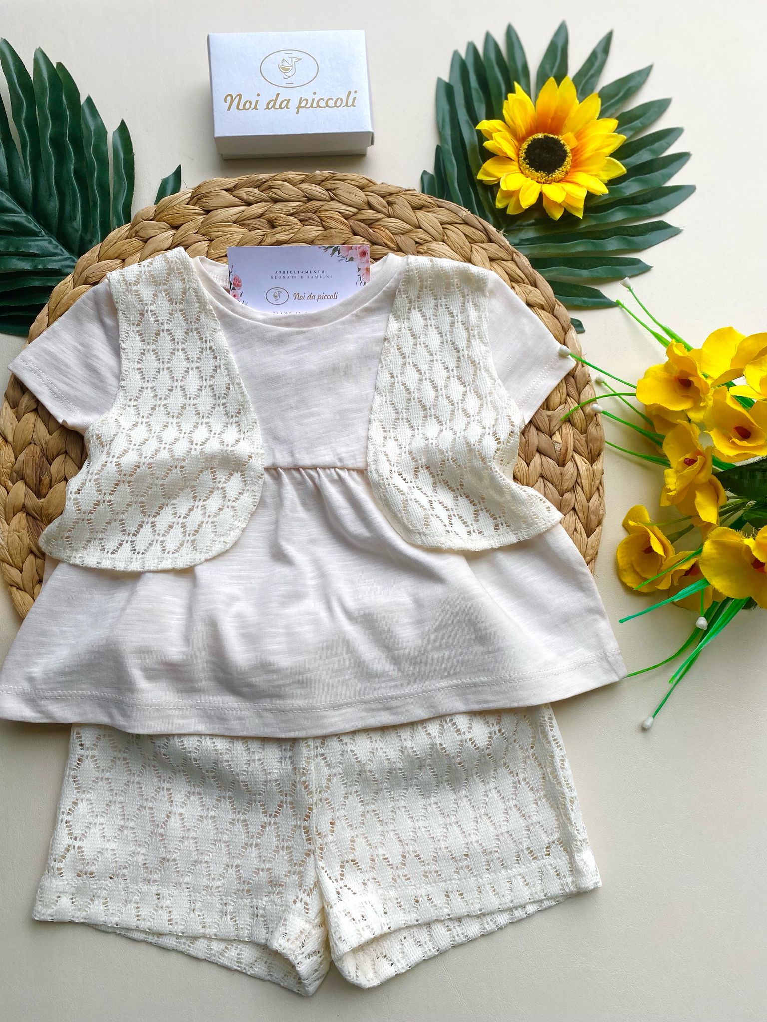 COMPLETO 2 PZ CON PANTALONCINO E MAGLIETTINA CON FINTO GILET PANNA - Noi da piccoli