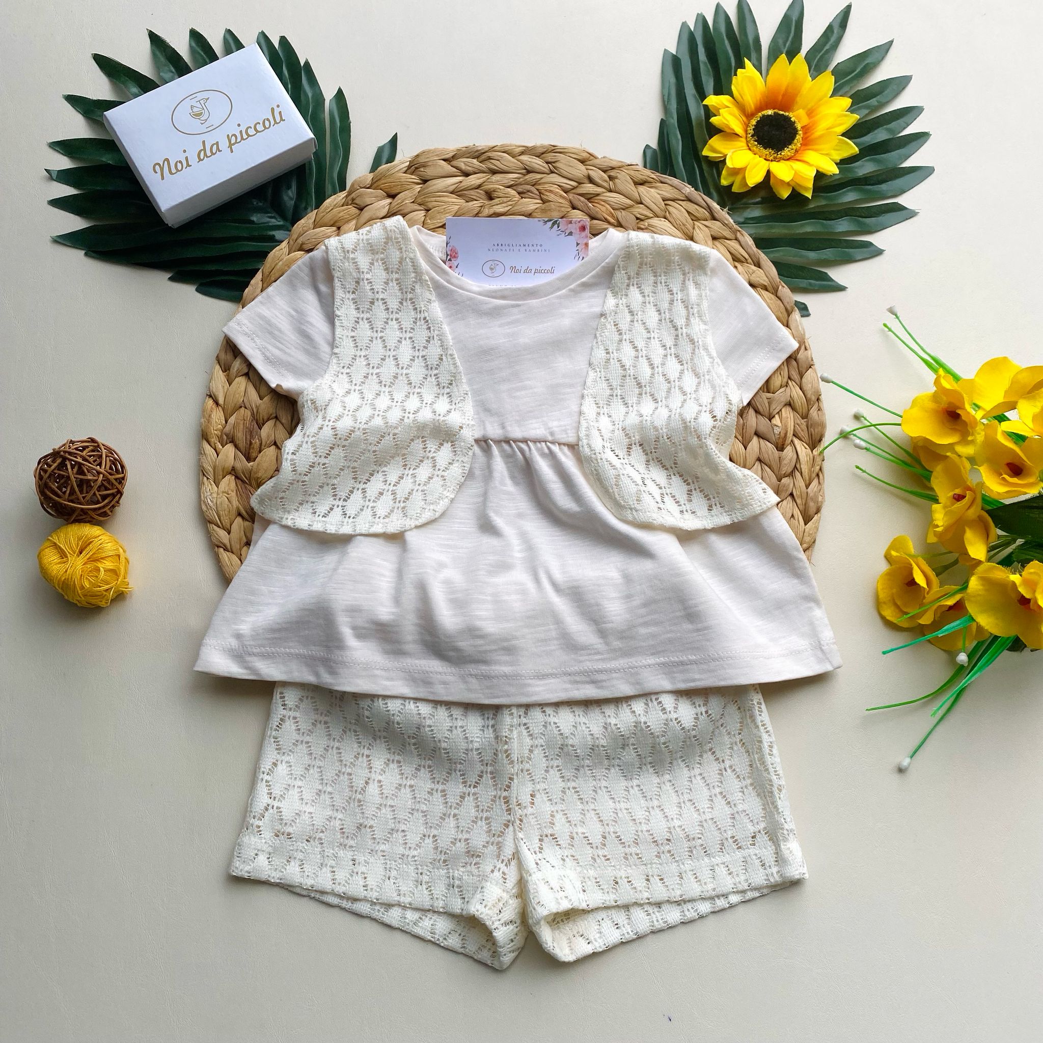 COMPLETO 2 PZ CON PANTALONCINO E MAGLIETTINA CON FINTO GILET PANNA - Noi da piccoli