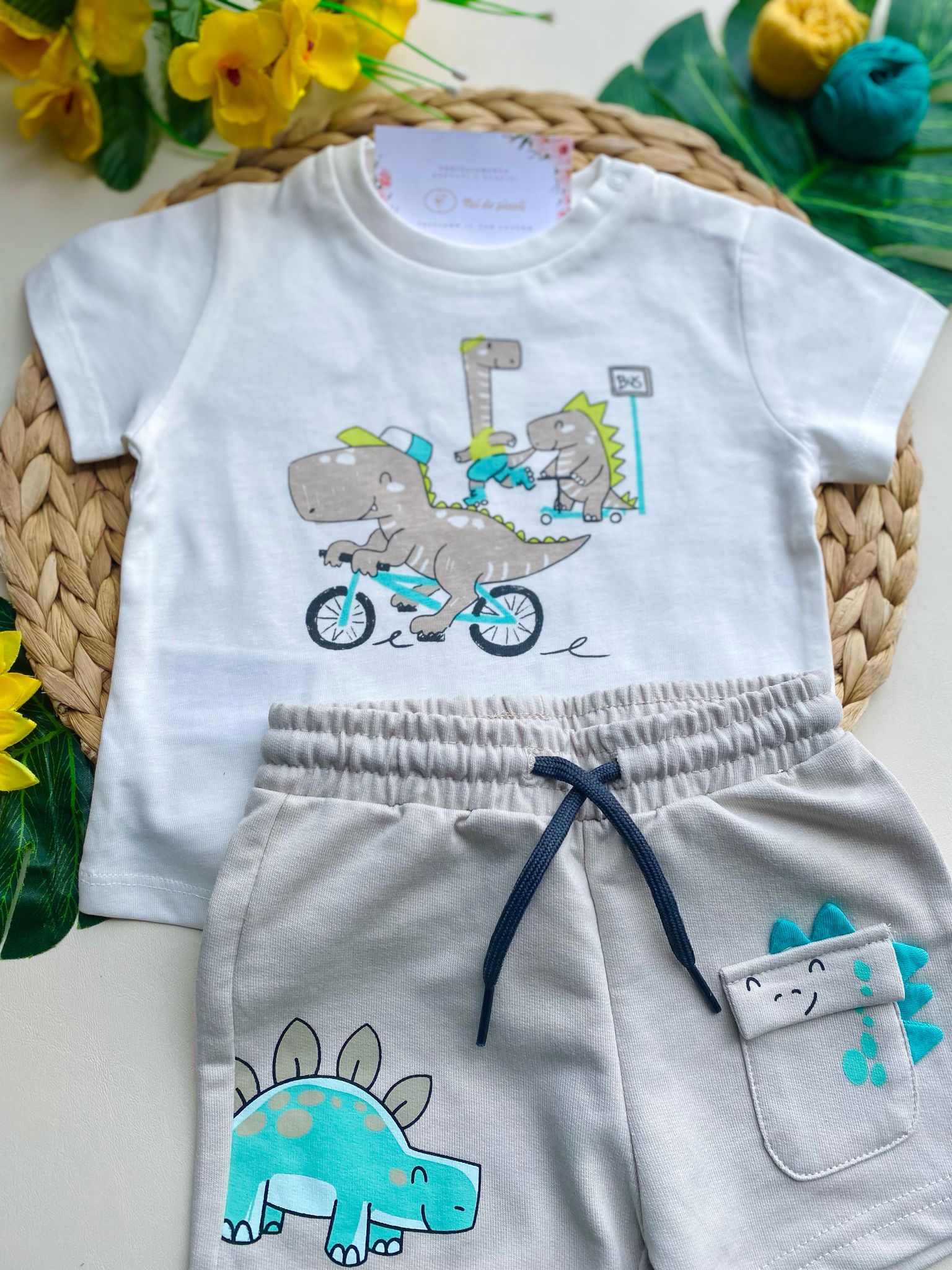 COMPLETO 2 PZ CON PANTALONCINO GRIGIO E MAGLIETTINA BIANCA CON DINOSAURI - Noi da piccoli