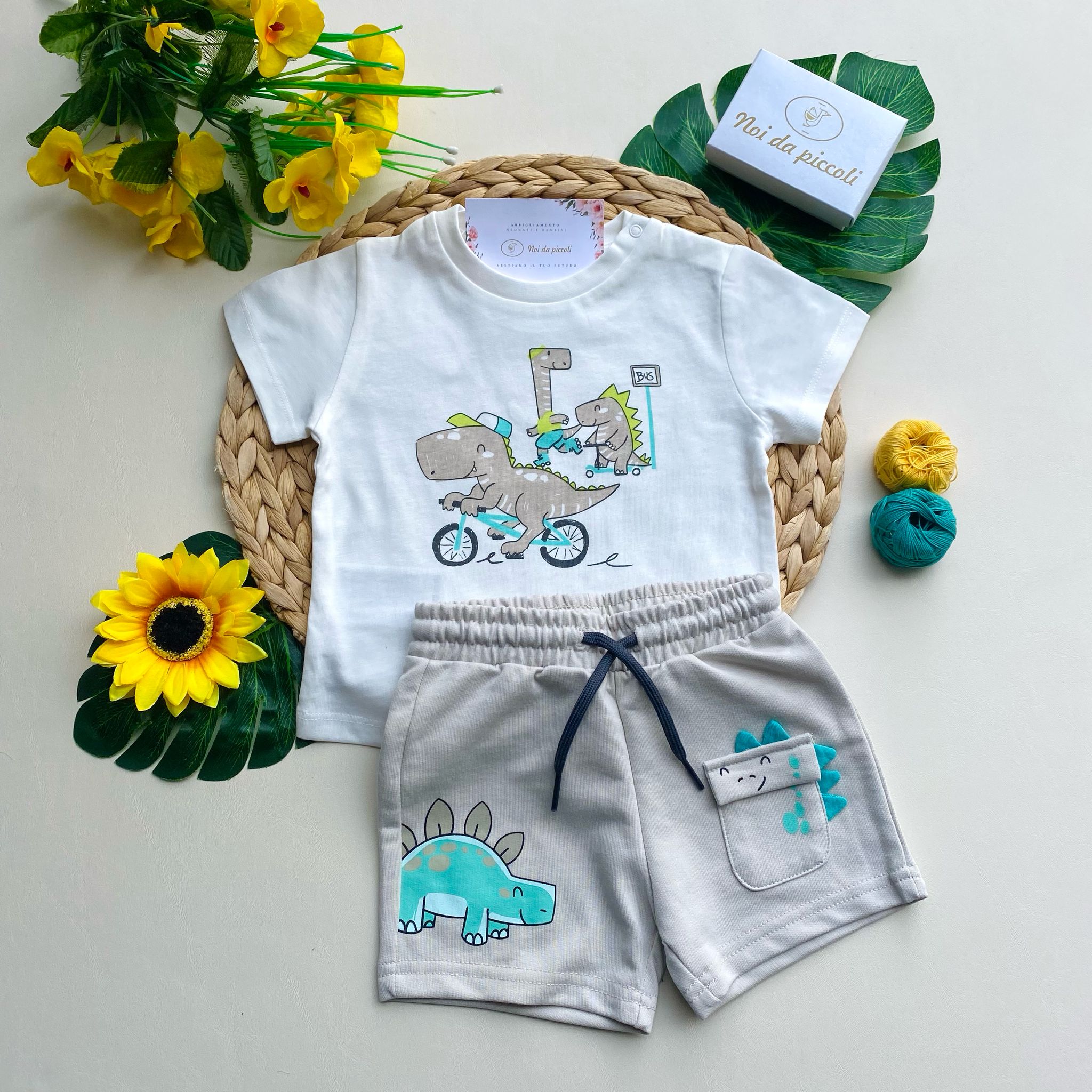 COMPLETO 2 PZ CON PANTALONCINO GRIGIO E MAGLIETTINA BIANCA CON DINOSAURI - Noi da piccoli