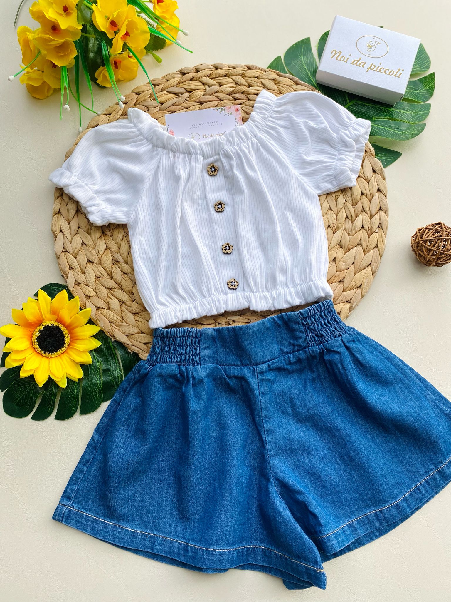 COMPLETO 2 PZ CON PANTALONCINO IN COLORAZIONE JEANS E MAGLIETTINA BIANCA - Noi da piccoli